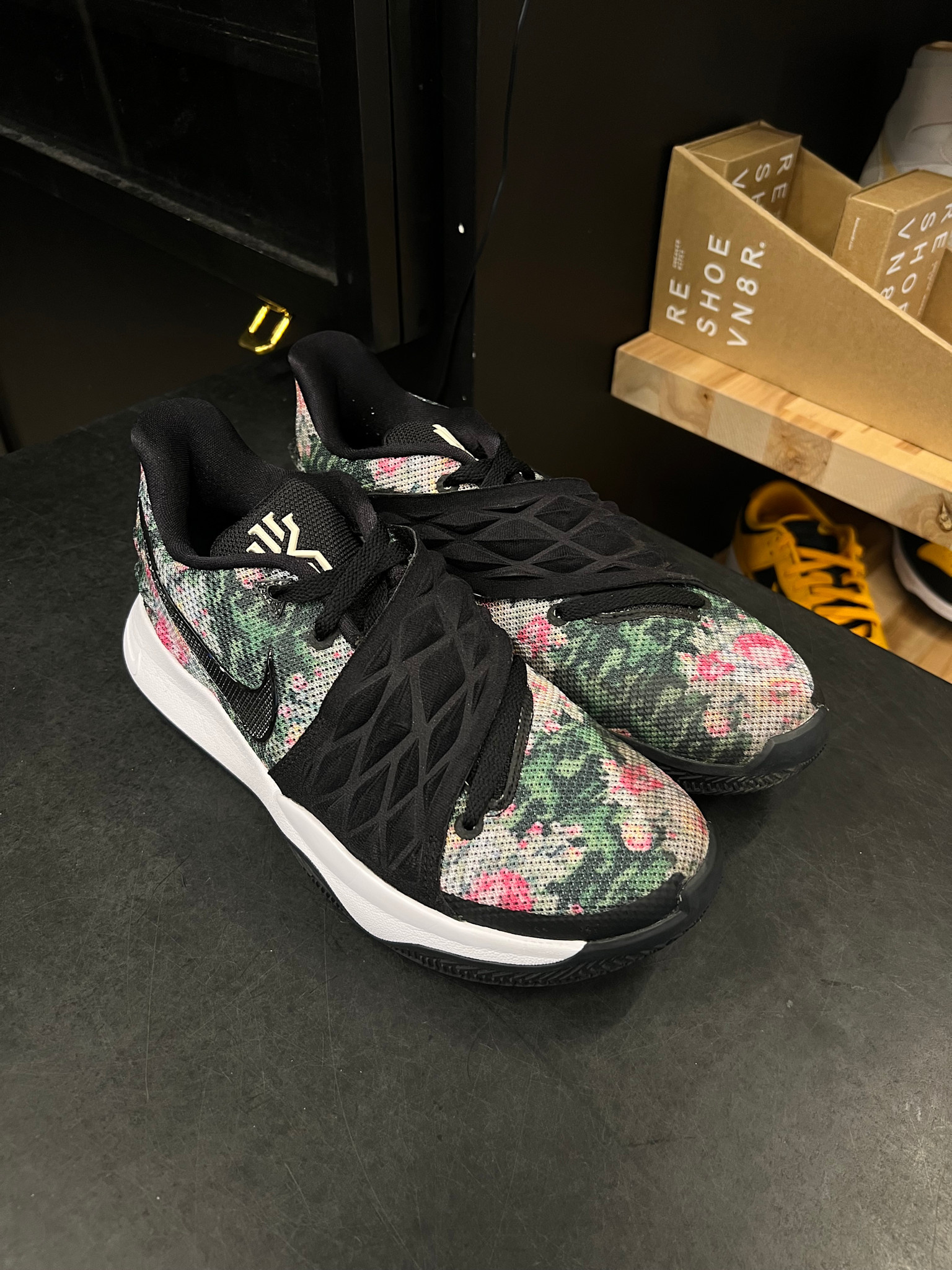 Nike Nike Kyrie Low 1 Floral Size 8.5, PREOWNED - SoleSeattle