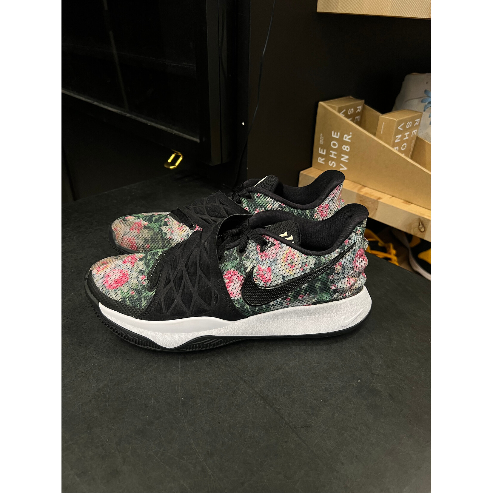 Nike Nike Kyrie Low 1 Floral Size 8.5, PREOWNED