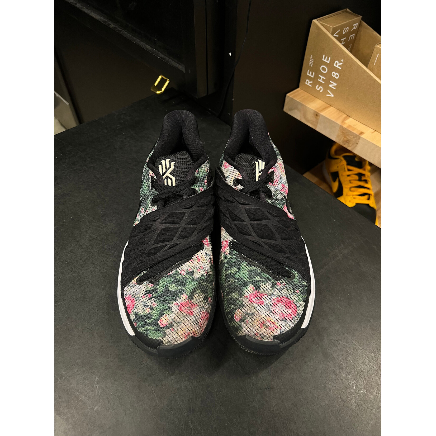Nike Nike Kyrie Low 1 Floral Size 8.5, PREOWNED