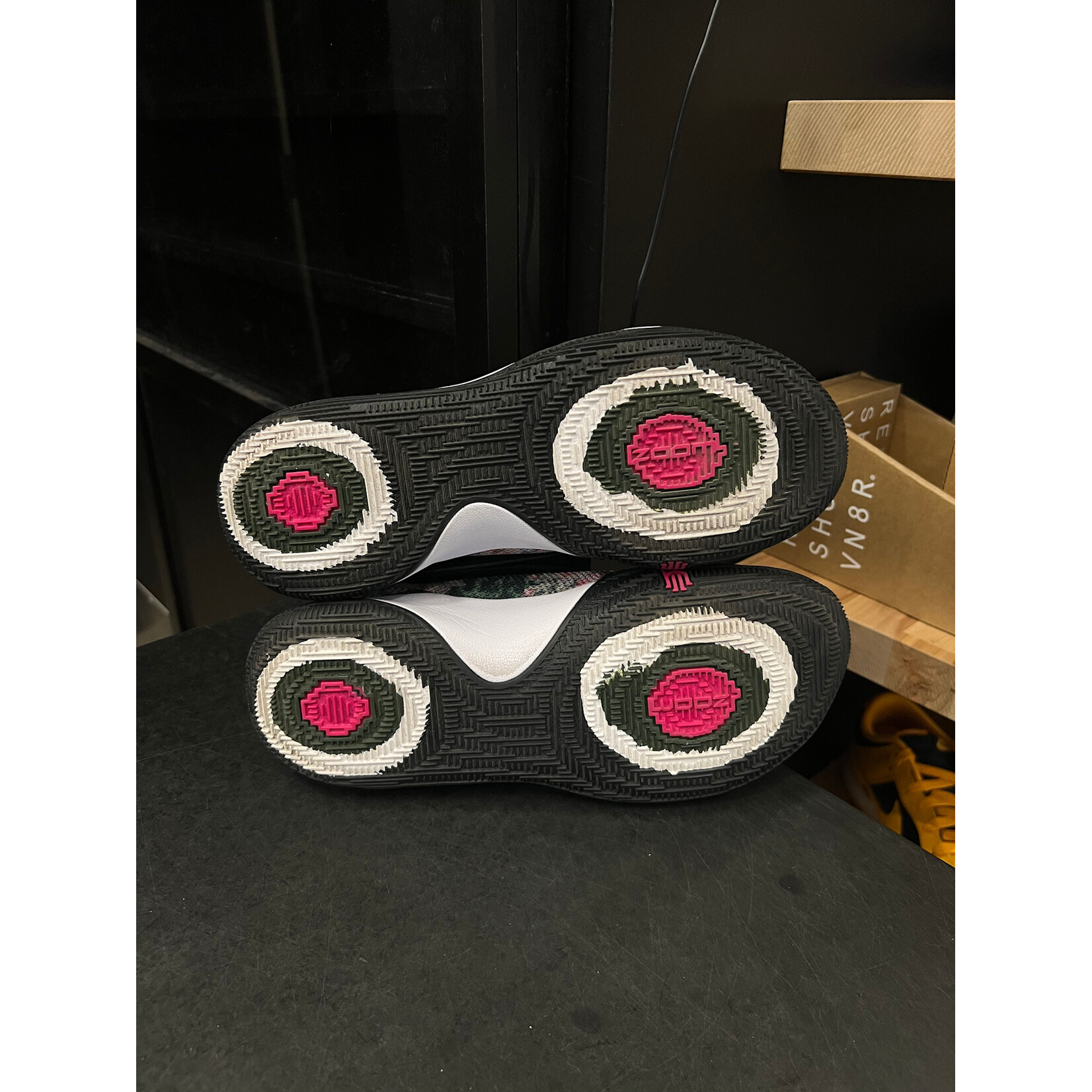 Nike Nike Kyrie Low 1 Floral Size 8.5, PREOWNED