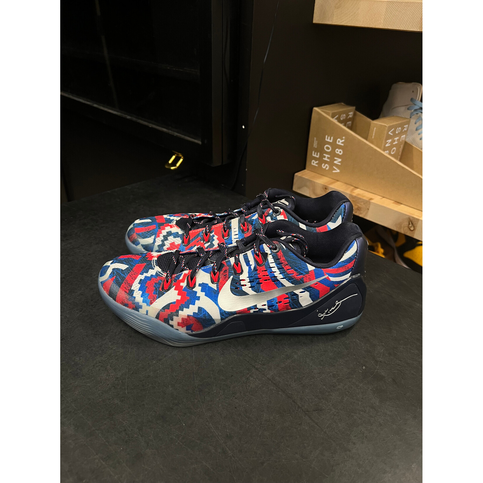 Nike Nike Kobe 9 EM Low Indpendence Day Size 8.5, PREOWNED