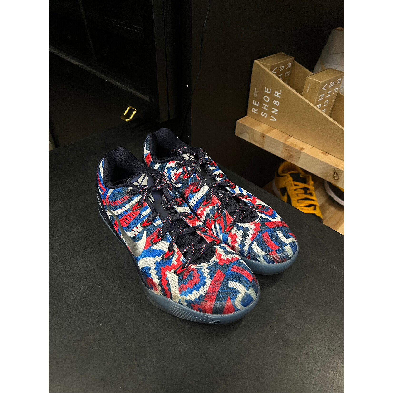 Nike Nike Kobe 9 EM Low Indpendence Day Size 8.5, PREOWNED