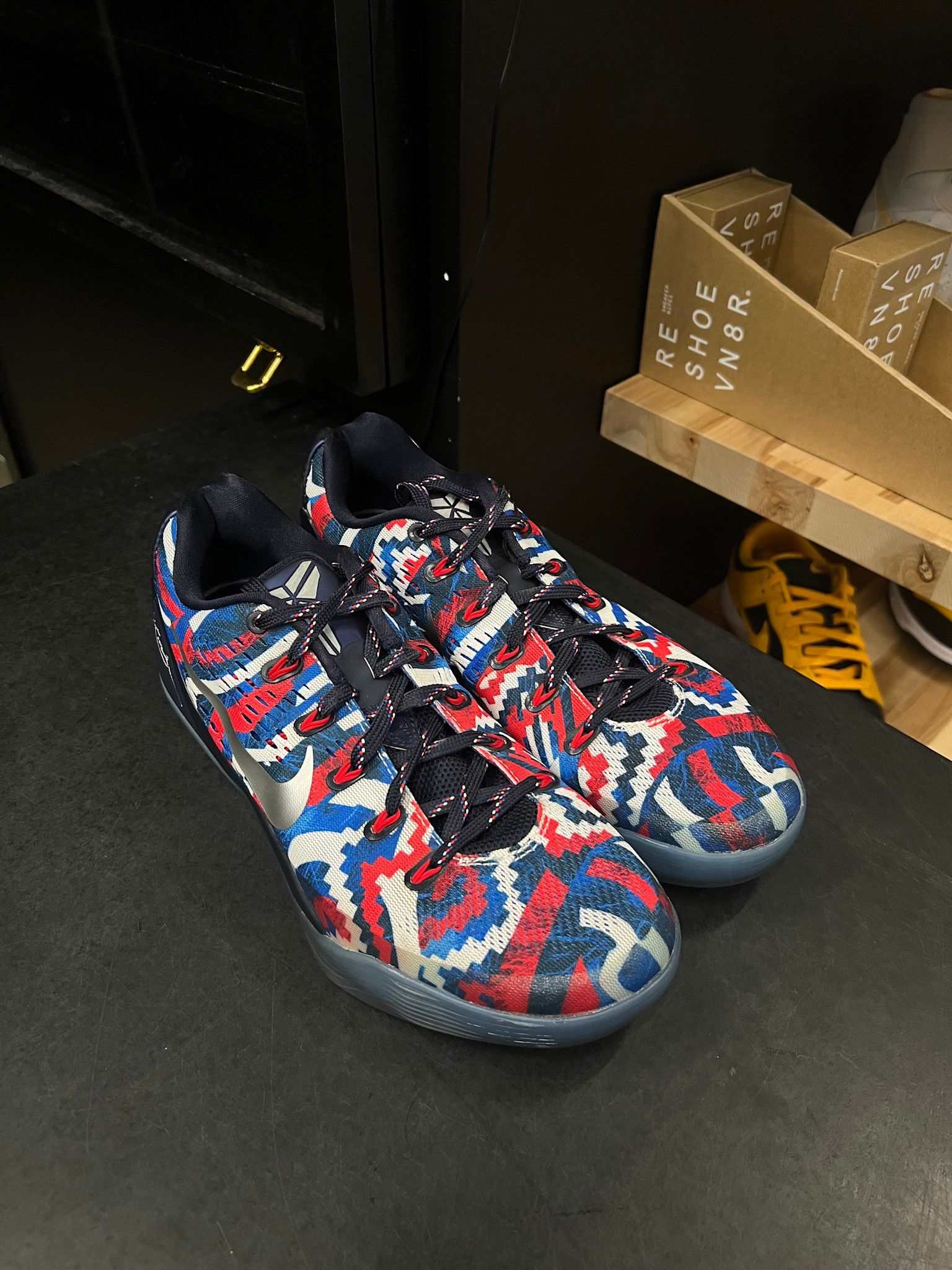 Nike Nike Kobe 9 EM Low Indpendence Day Size 8.5, PREOWNED