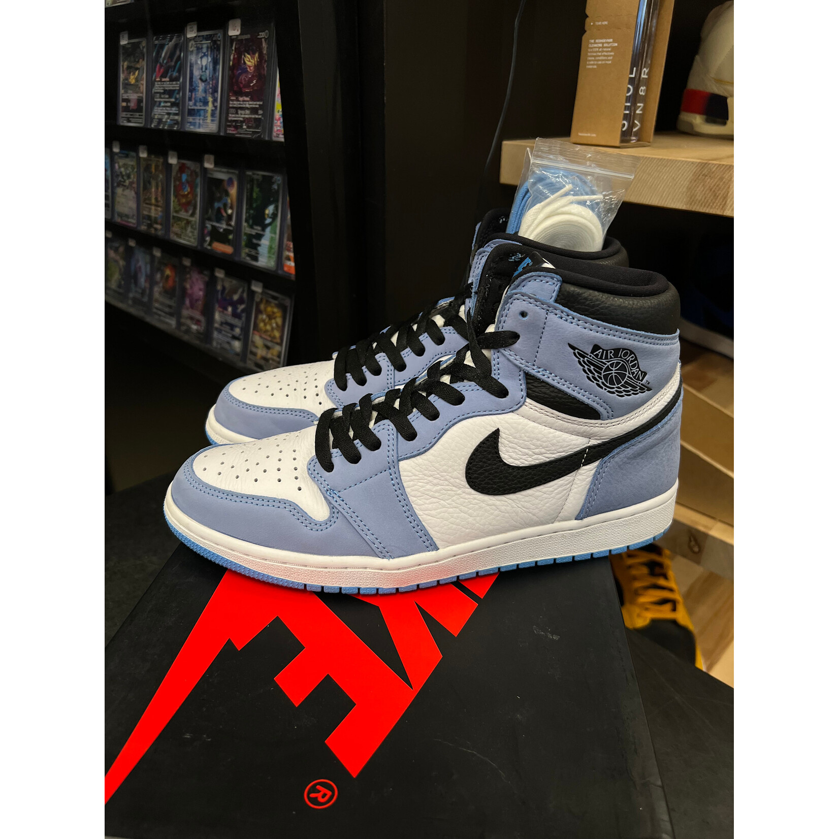 Jordan Jordan 1 Retro High OG University Blue Size 10.5, PREOWNED