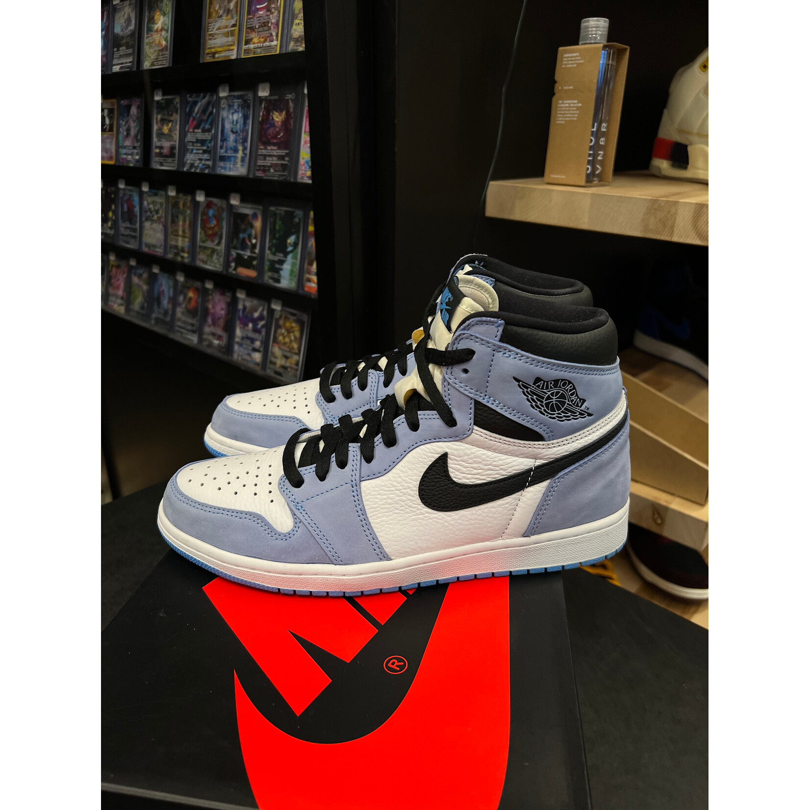 Jordan Jordan 1 Retro High OG University Blue Size 11, PREOWNED