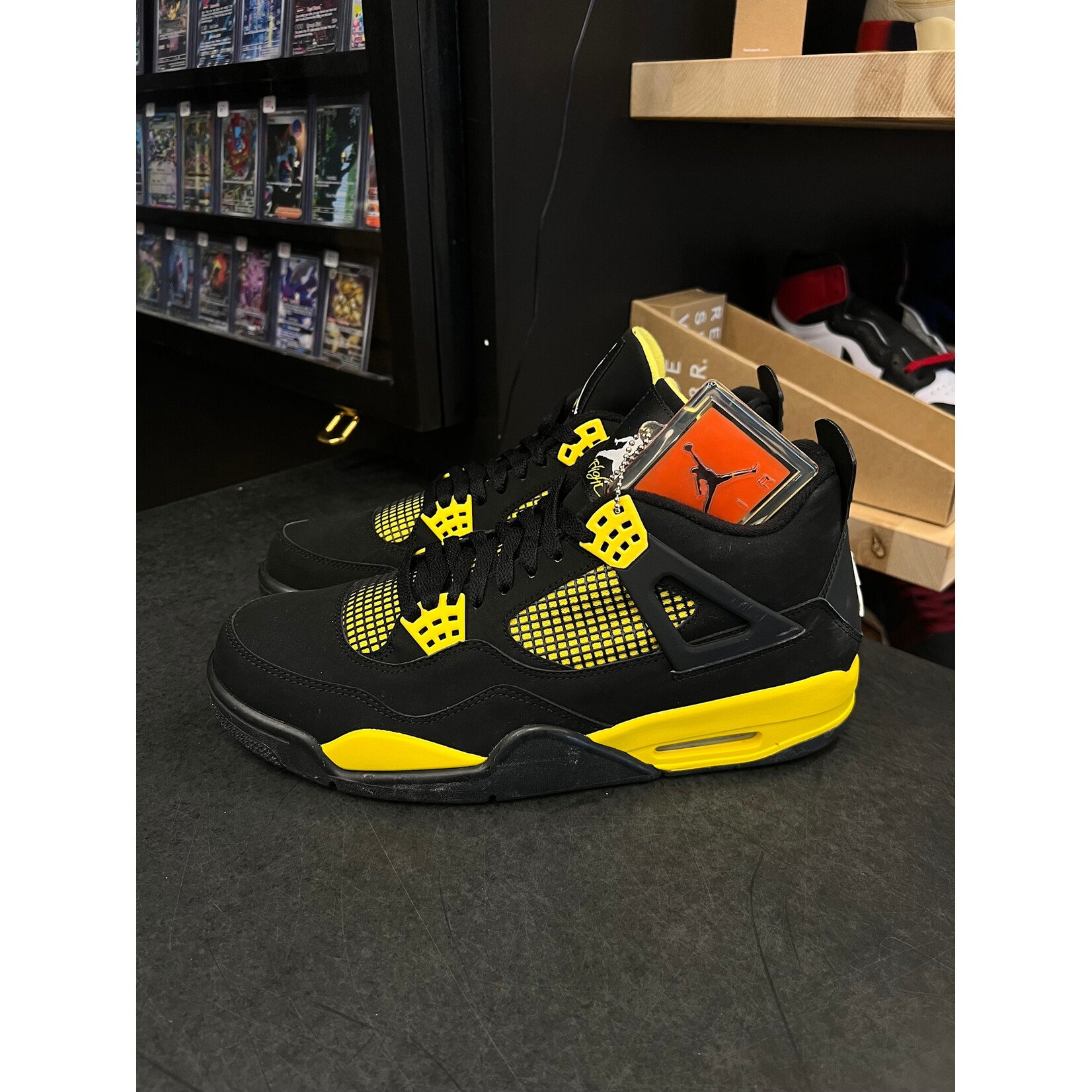 Jordan Jordan 4 Retro Thunder (2012) Size 11, PREOWNED PADS