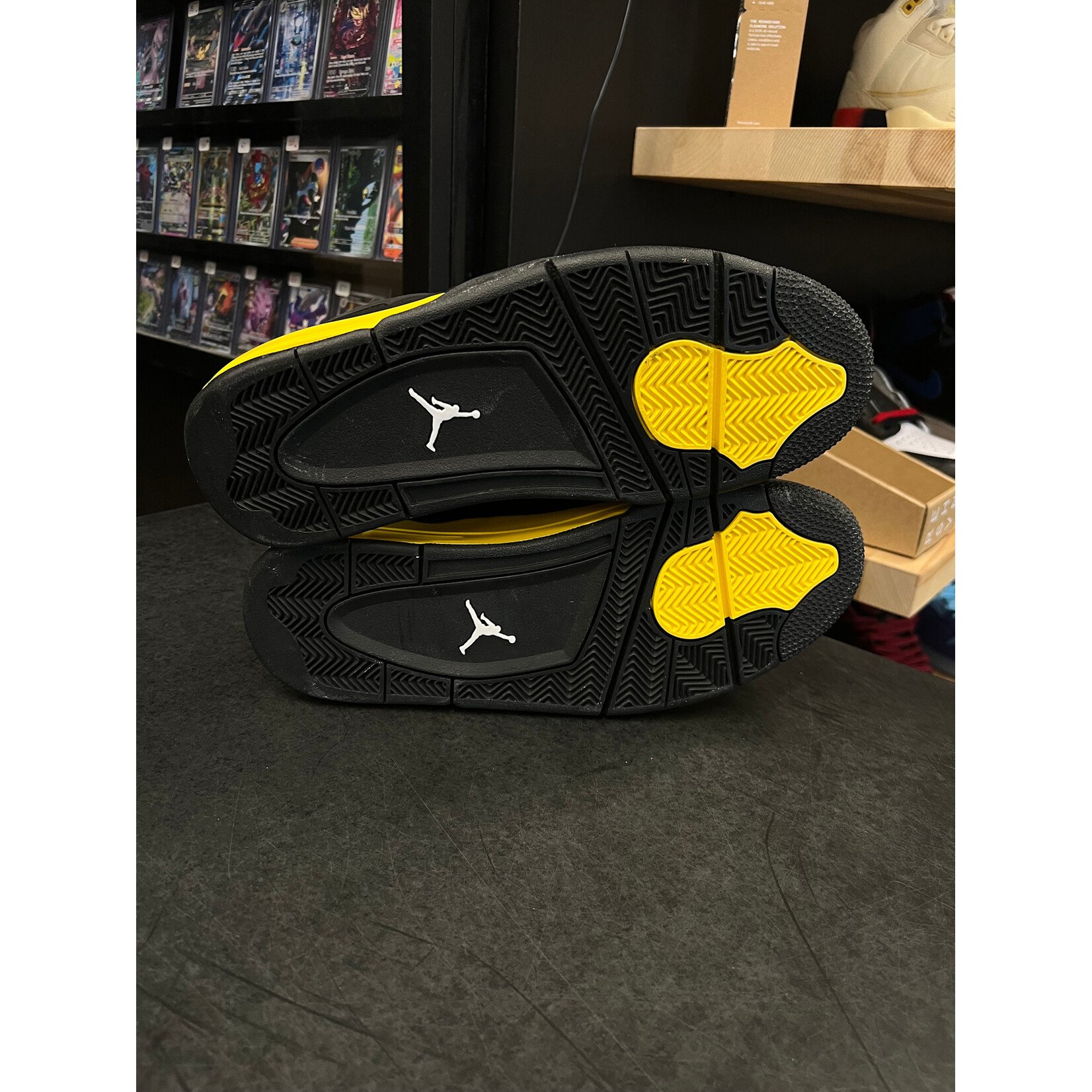 Jordan Jordan 4 Retro Thunder (2012) Size 11, PREOWNED PADS