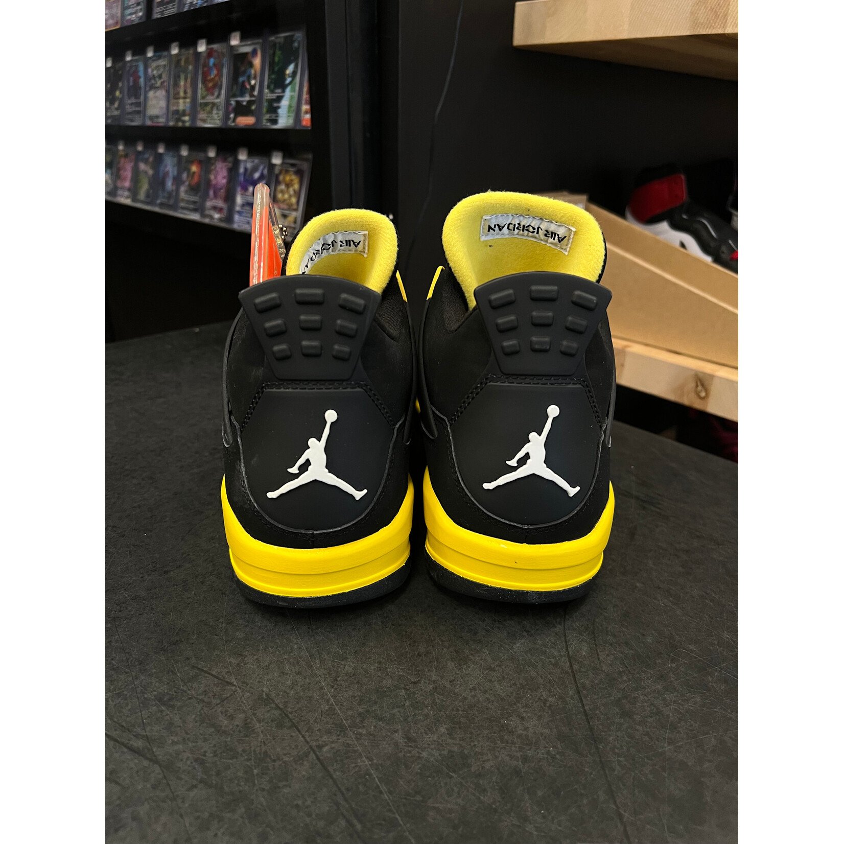 Jordan Jordan 4 Retro Thunder (2012) Size 11, PREOWNED PADS