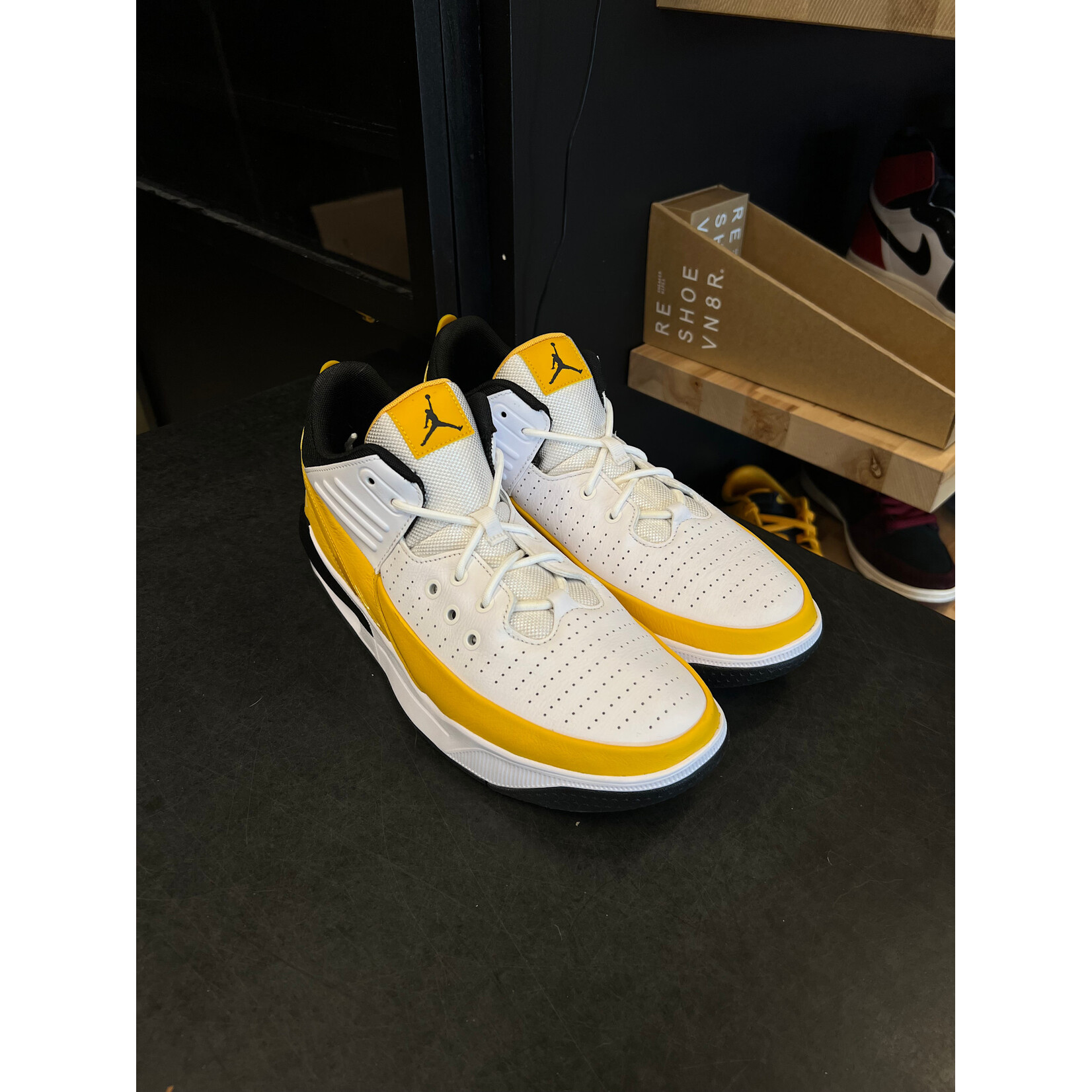 Jordan Jordan Max Aura 5 White Yellow Ochre Size 9.5, PREOWNED