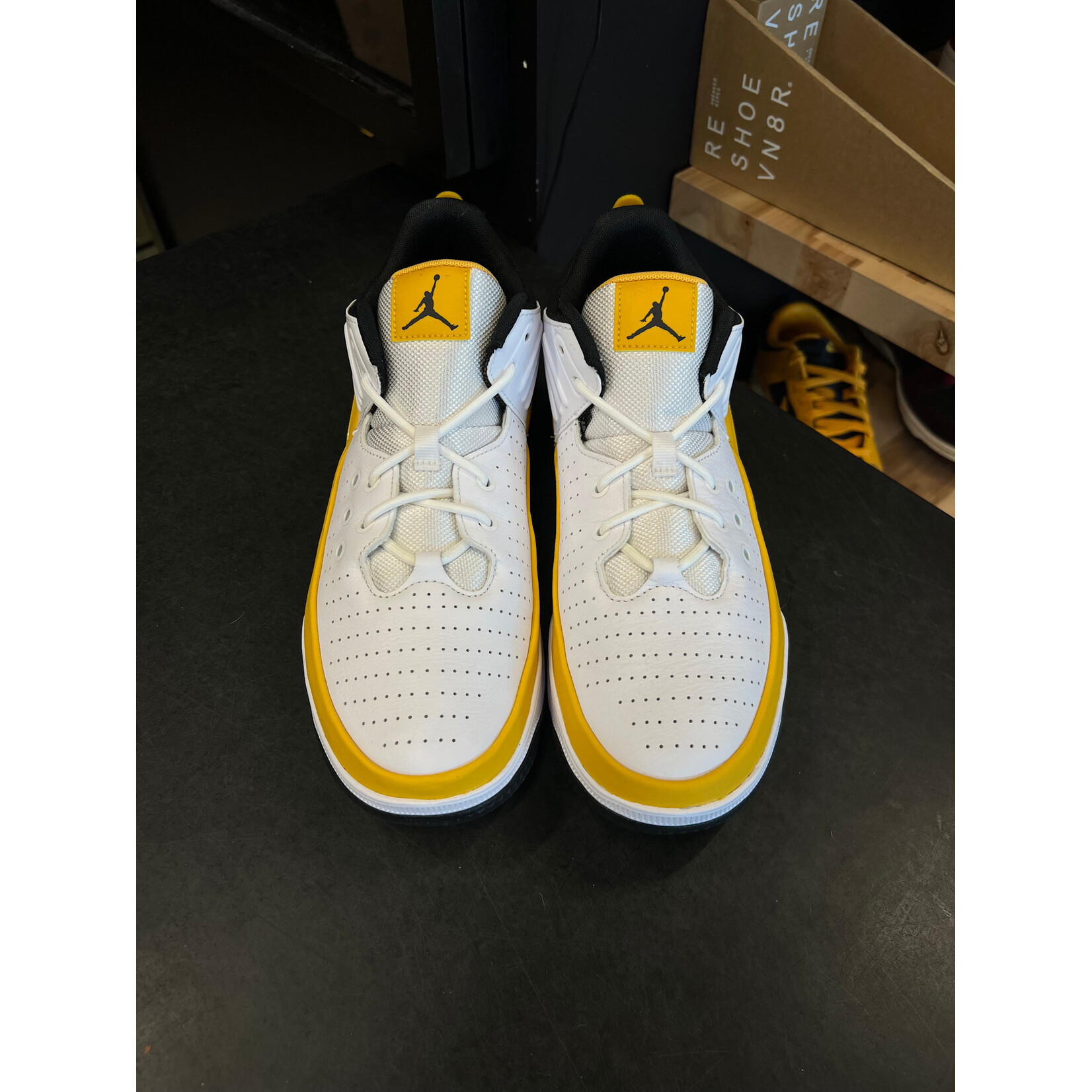 Jordan Jordan Max Aura 5 White Yellow Ochre Size 9.5, PREOWNED