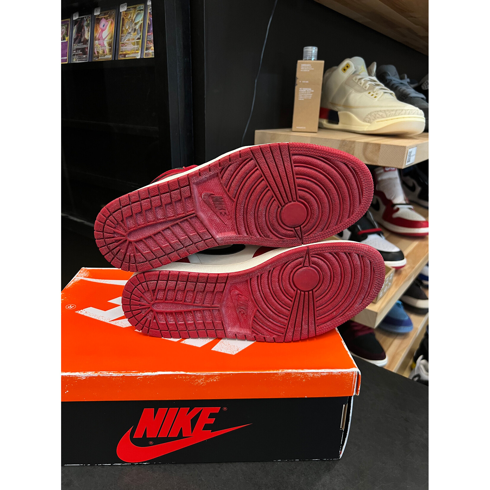 Jordan Jordan 1 Retro High OG Chicago Lost and Found Size 9, PREOWNED