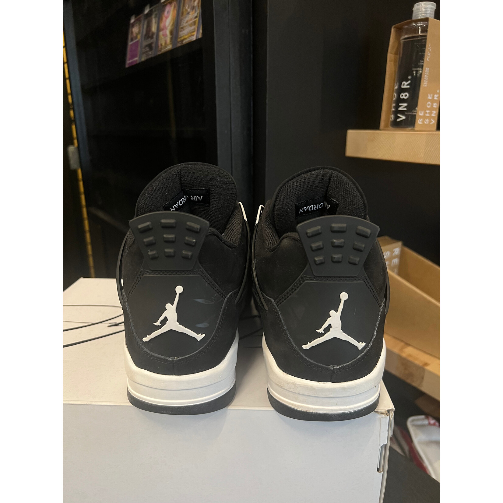 Jordan Jordan 4 Retro White Thunder Size 9, PREOWNED