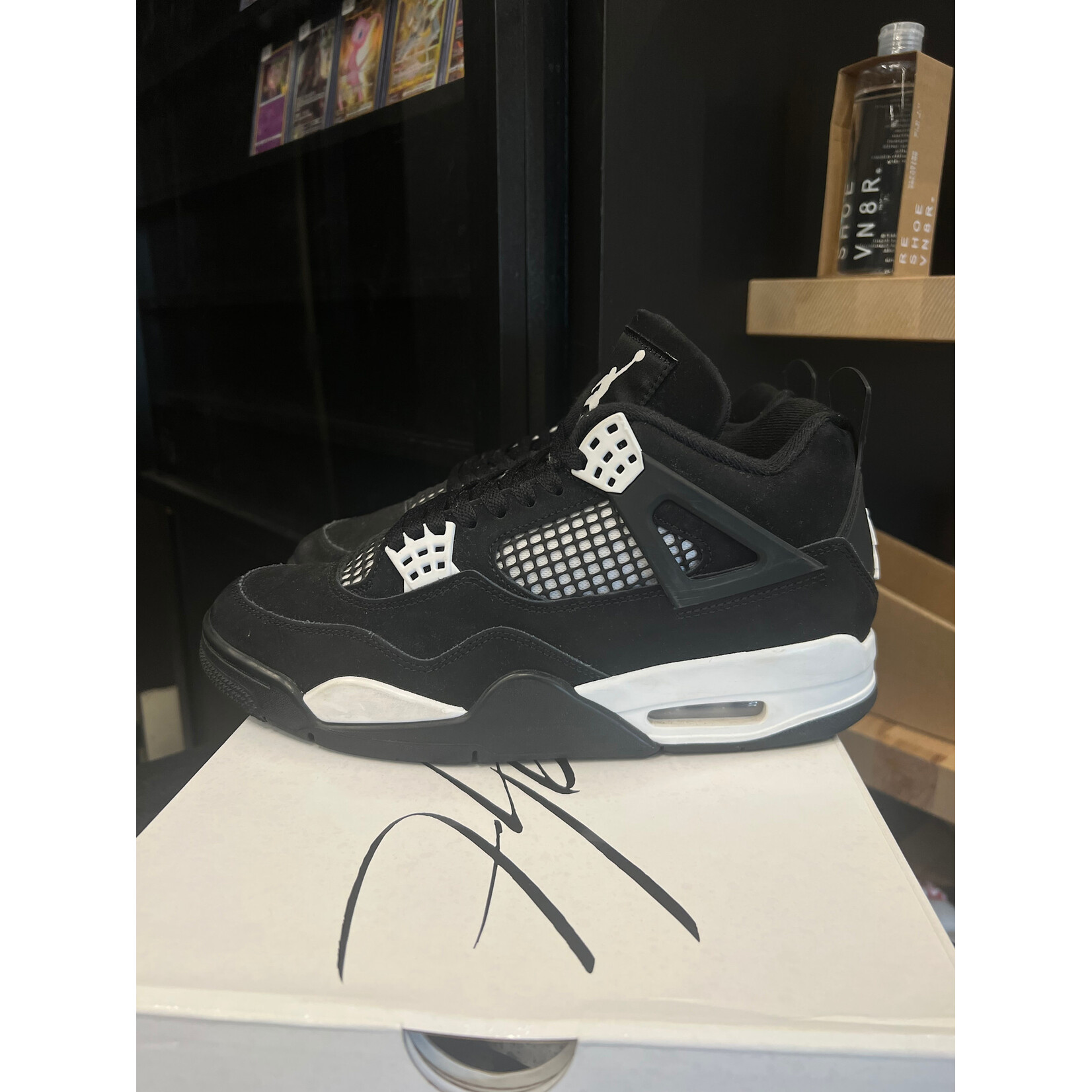 Jordan Jordan 4 Retro White Thunder Size 9, PREOWNED