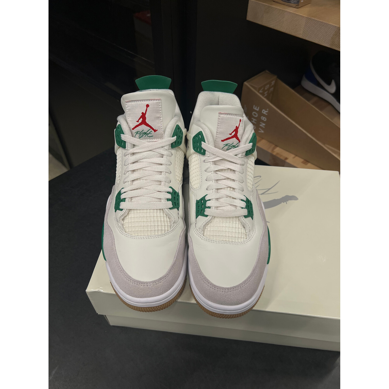 Jordan Jordan 4 Retro SB Pine Green Size 11, PREOWNED