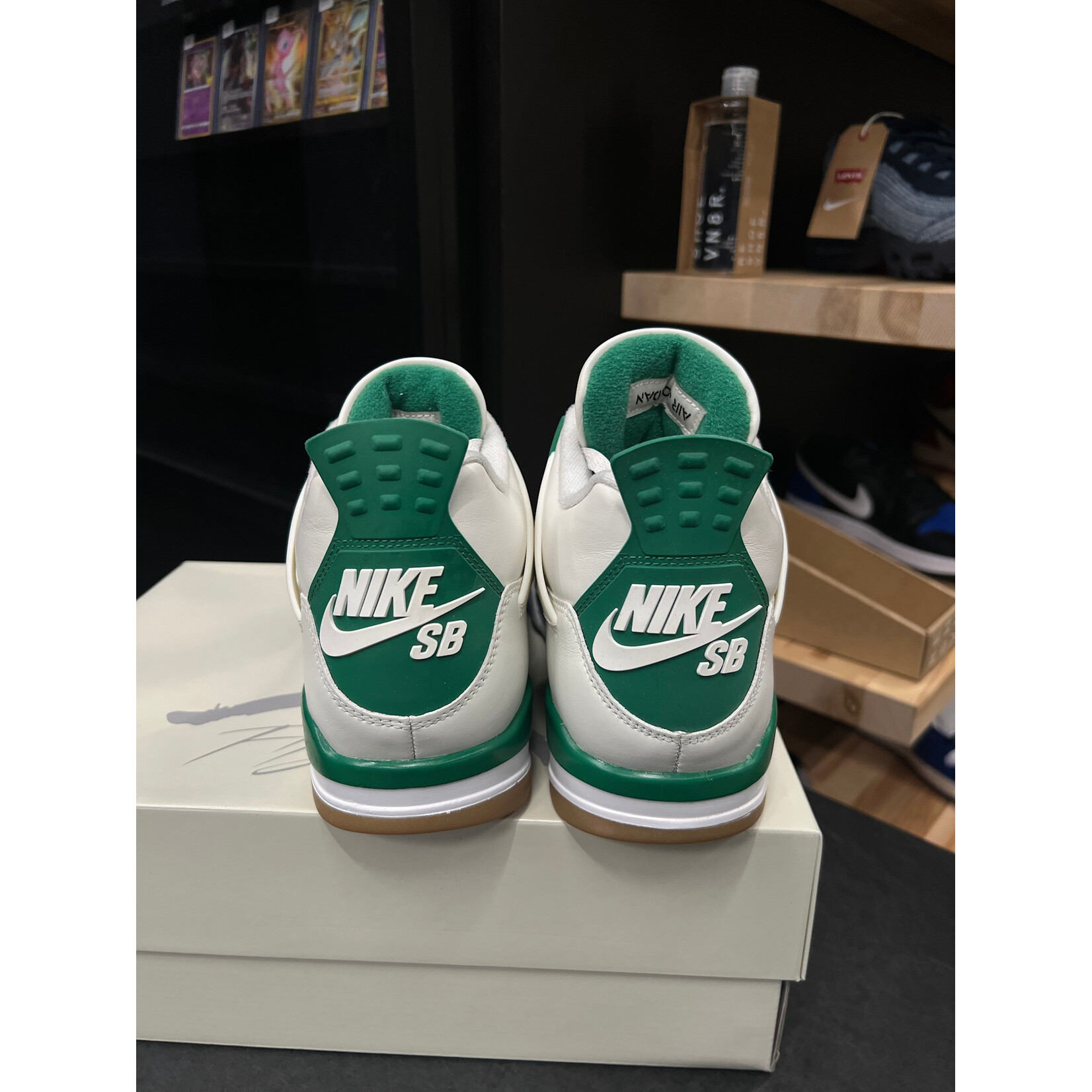Jordan Jordan 4 Retro SB Pine Green Size 11, PREOWNED