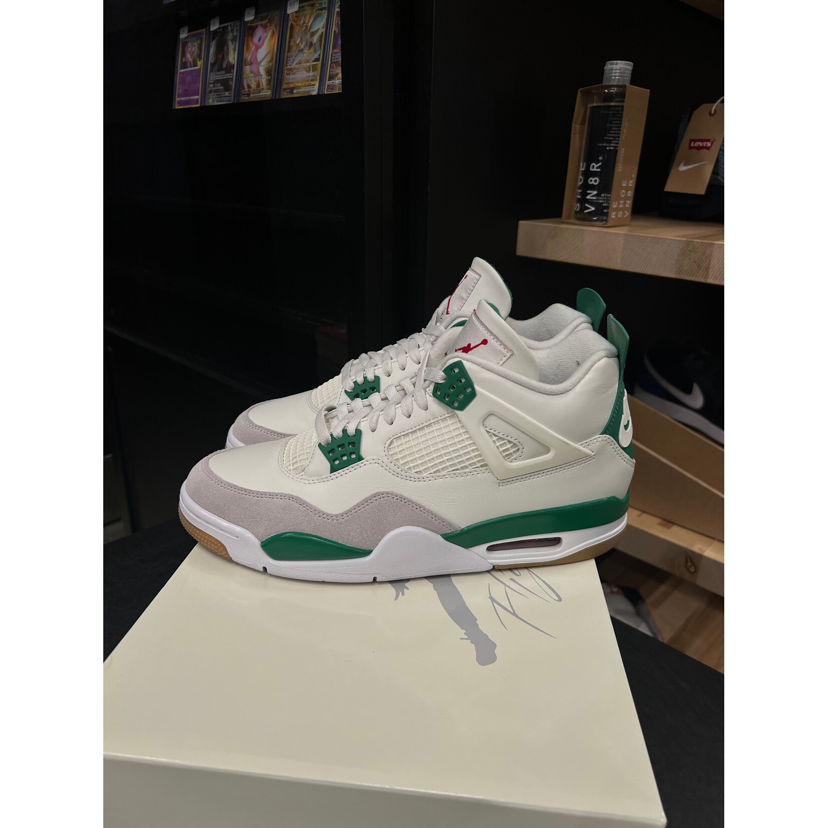 Jordan Jordan 4 Retro SB Pine Green Size 11, PREOWNED