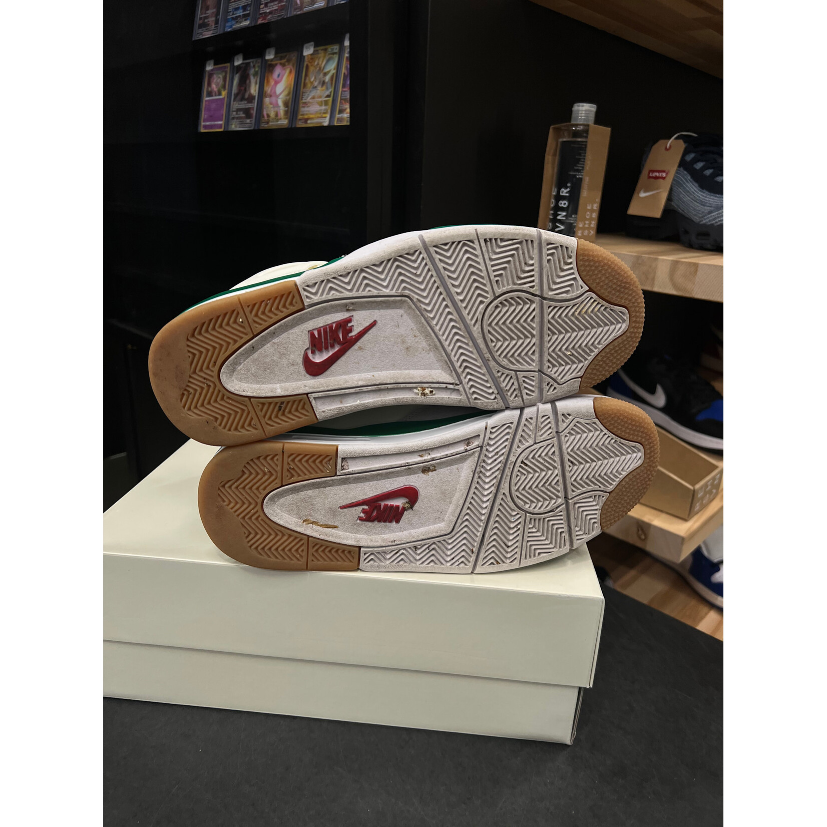 Jordan Jordan 4 Retro SB Pine Green Size 11, PREOWNED