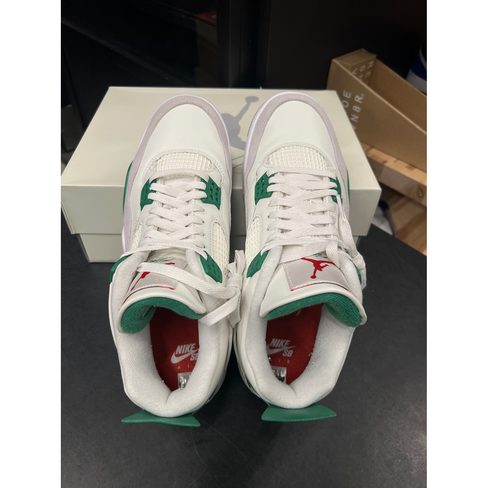 Jordan Jordan 4 Retro SB Pine Green Size 11, PREOWNED
