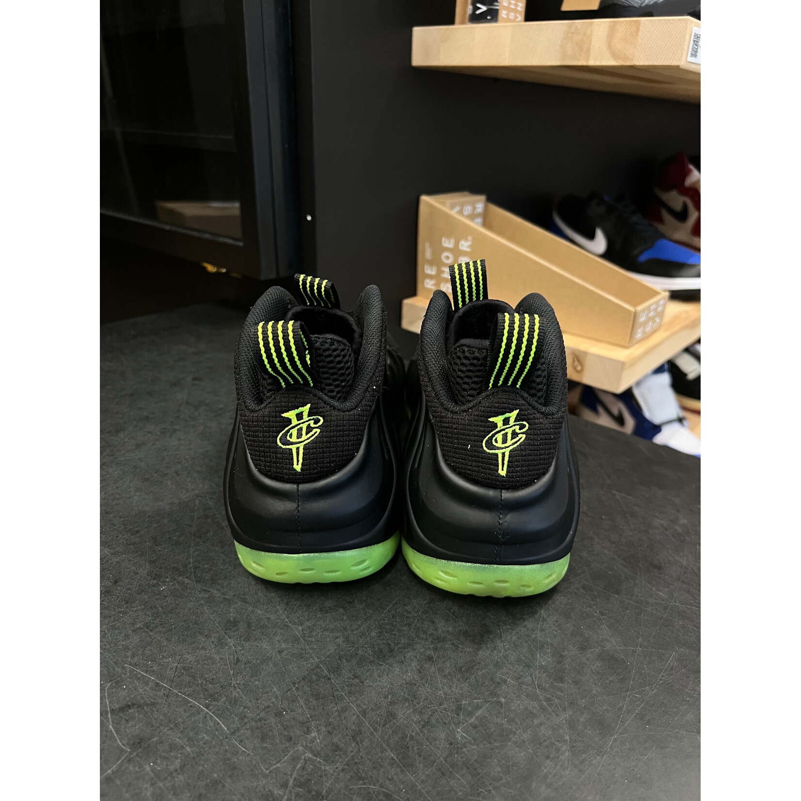 Nike Nike Air Foamposite One Black Volt Size 10.5, PREOWNED