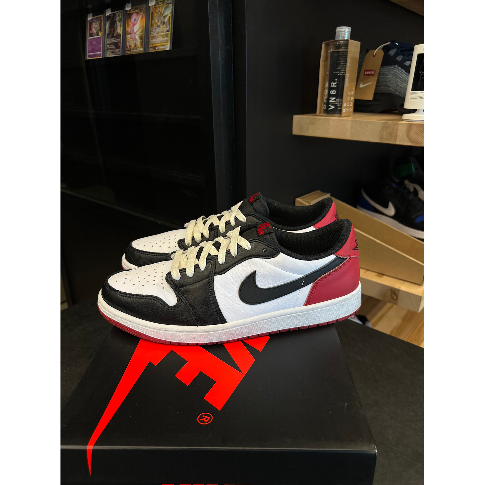 Jordan Jordan 1 Retro Low OG Black Toe (2023) Size 10.5, PREOWNED
