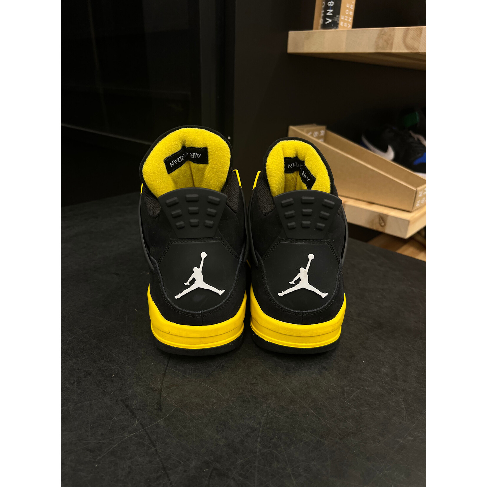 Jordan Jordan 4 Retro Thunder (2023) Size 11, PREOWNED