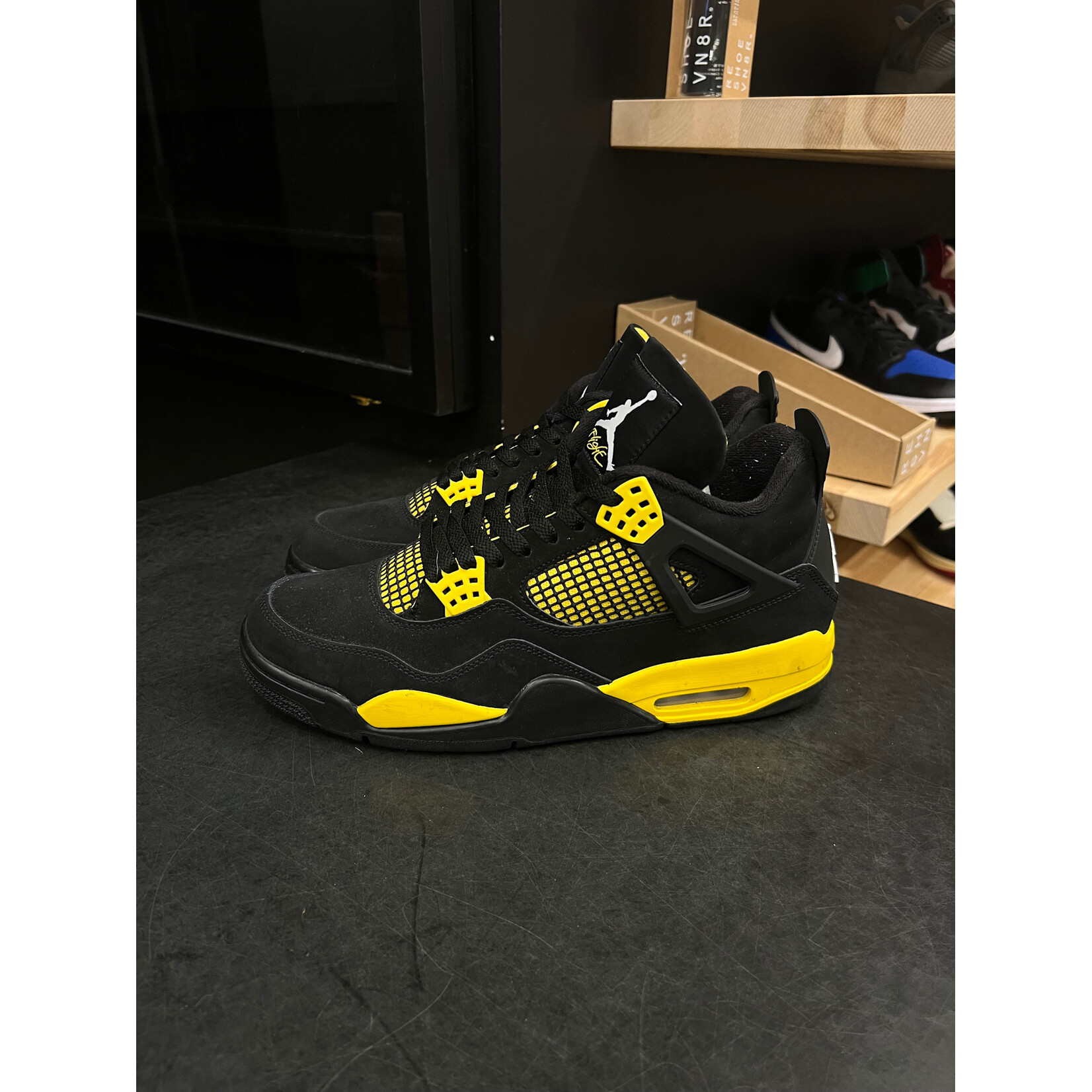 Jordan Jordan 4 Retro Thunder (2023) Size 11, PREOWNED