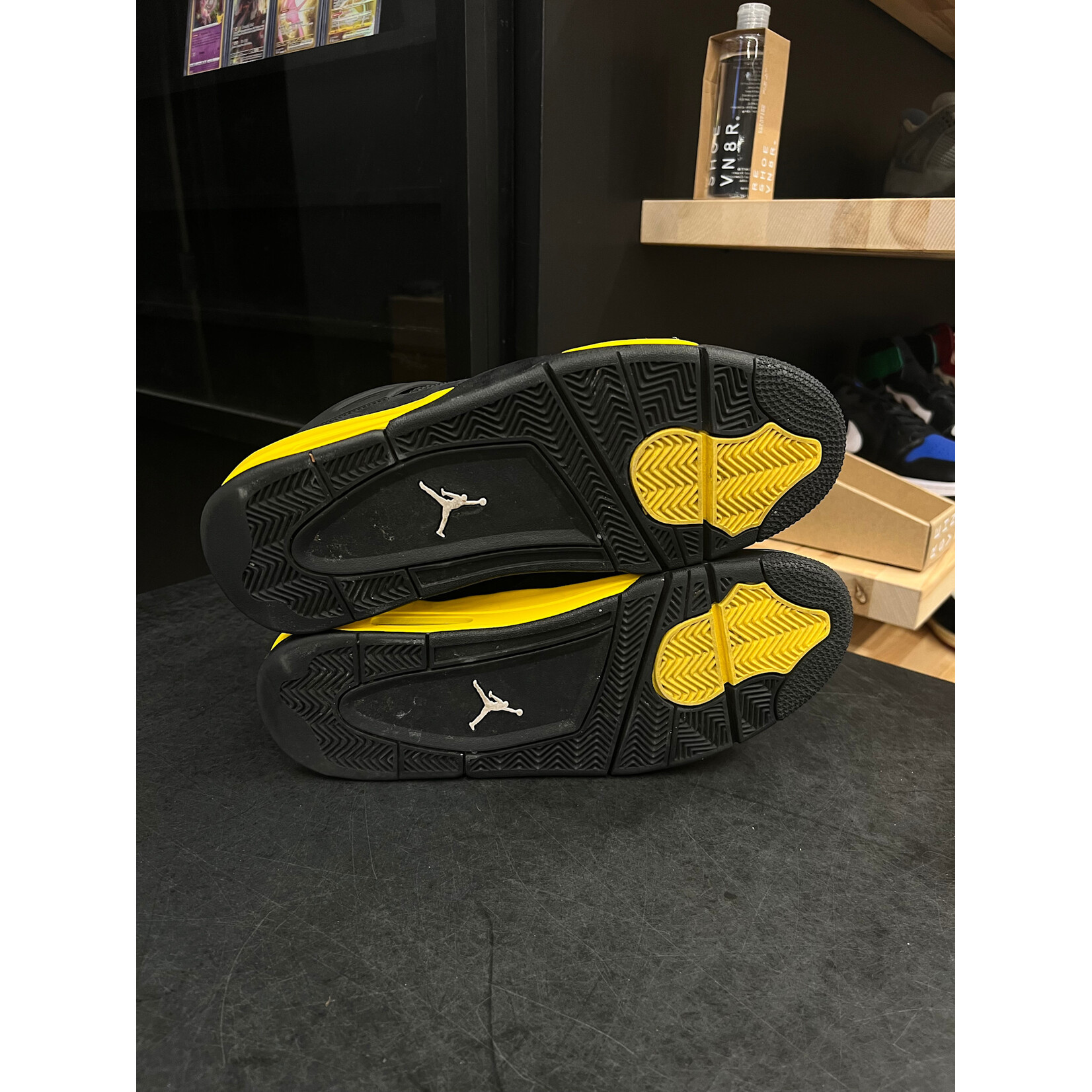 Jordan Jordan 4 Retro Thunder (2023) Size 11, PREOWNED