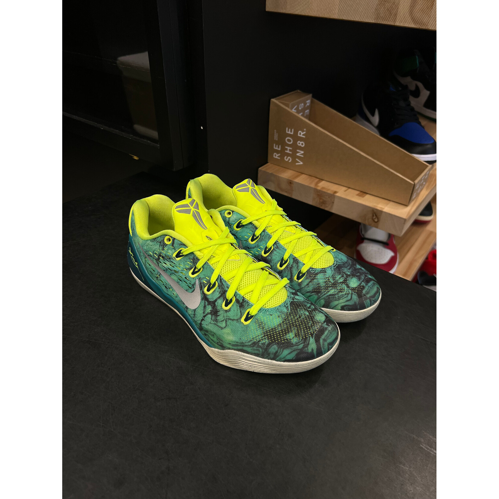 Nike Nike Kobe 9 EM Low Easter Size 8.5, PREOWNED