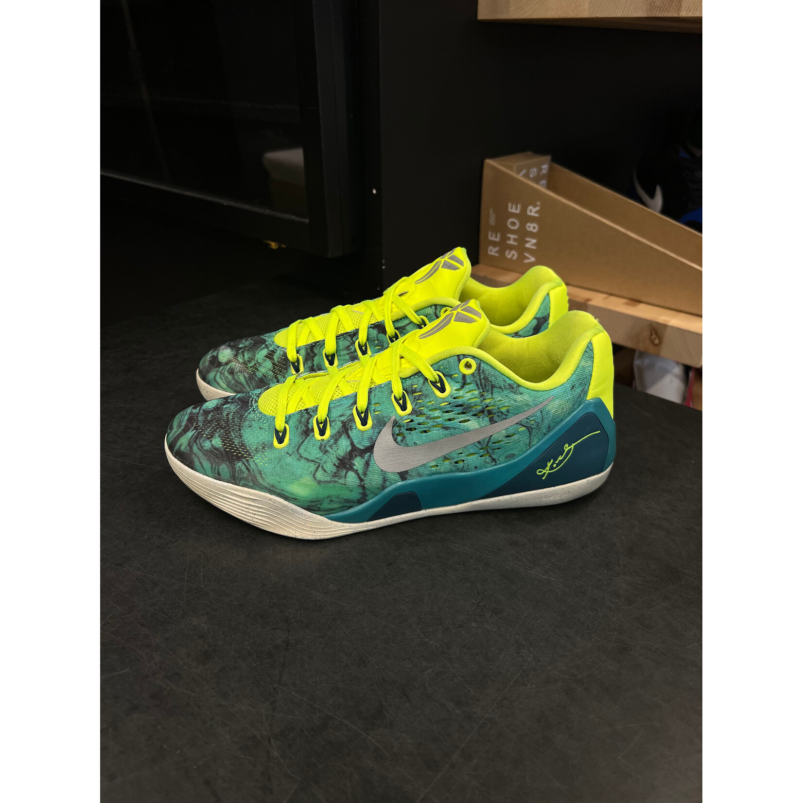 Nike Nike Kobe 9 EM Low Easter Size 8.5, PREOWNED