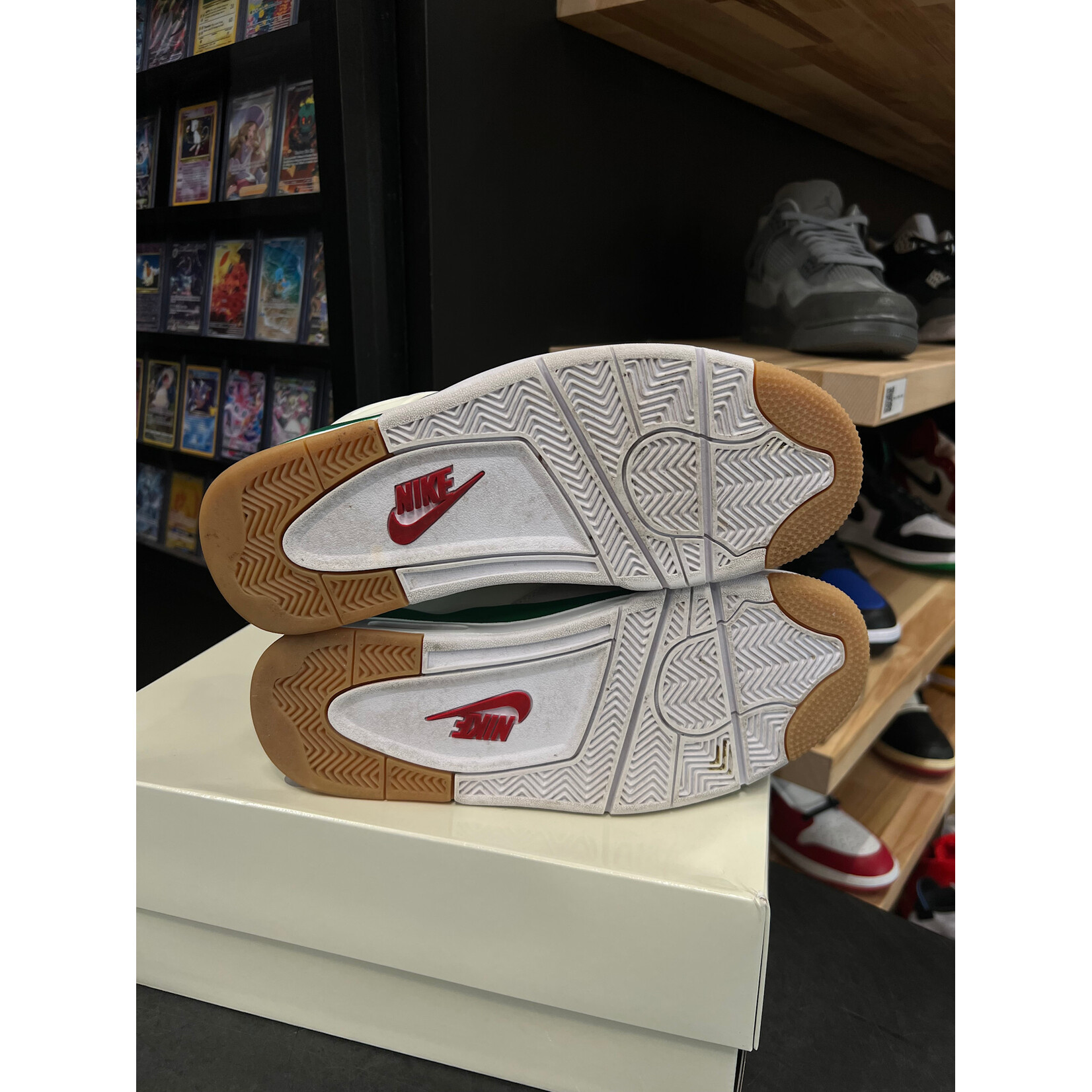 Jordan Jordan 4 Retro SB Pine Green Size 9.5, PREOWNED