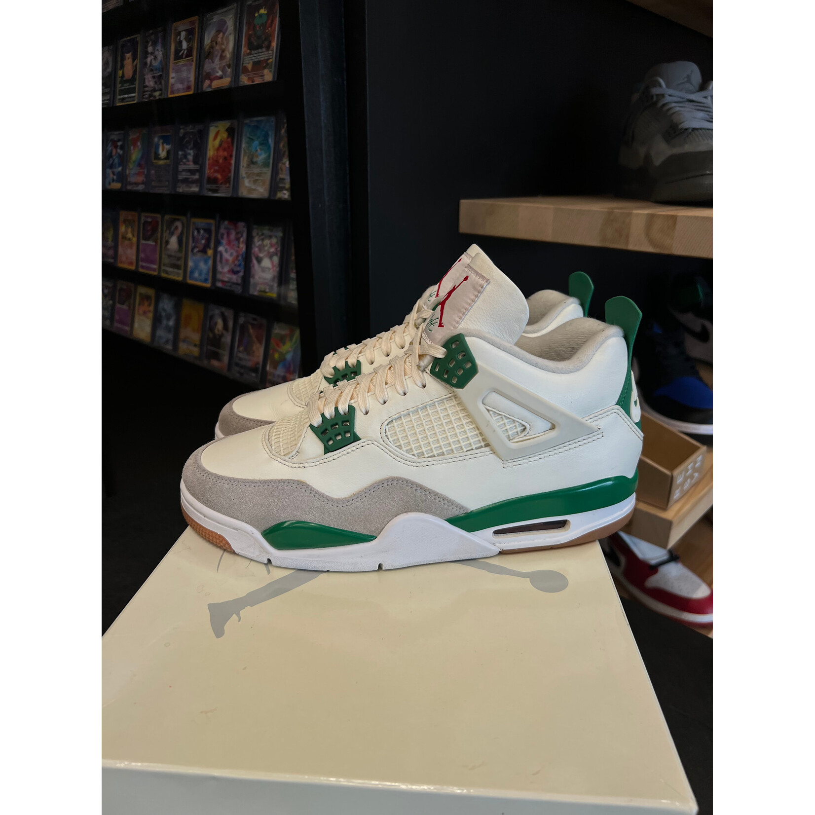 Jordan Jordan 4 Retro SB Pine Green Size 10, PREOWNED