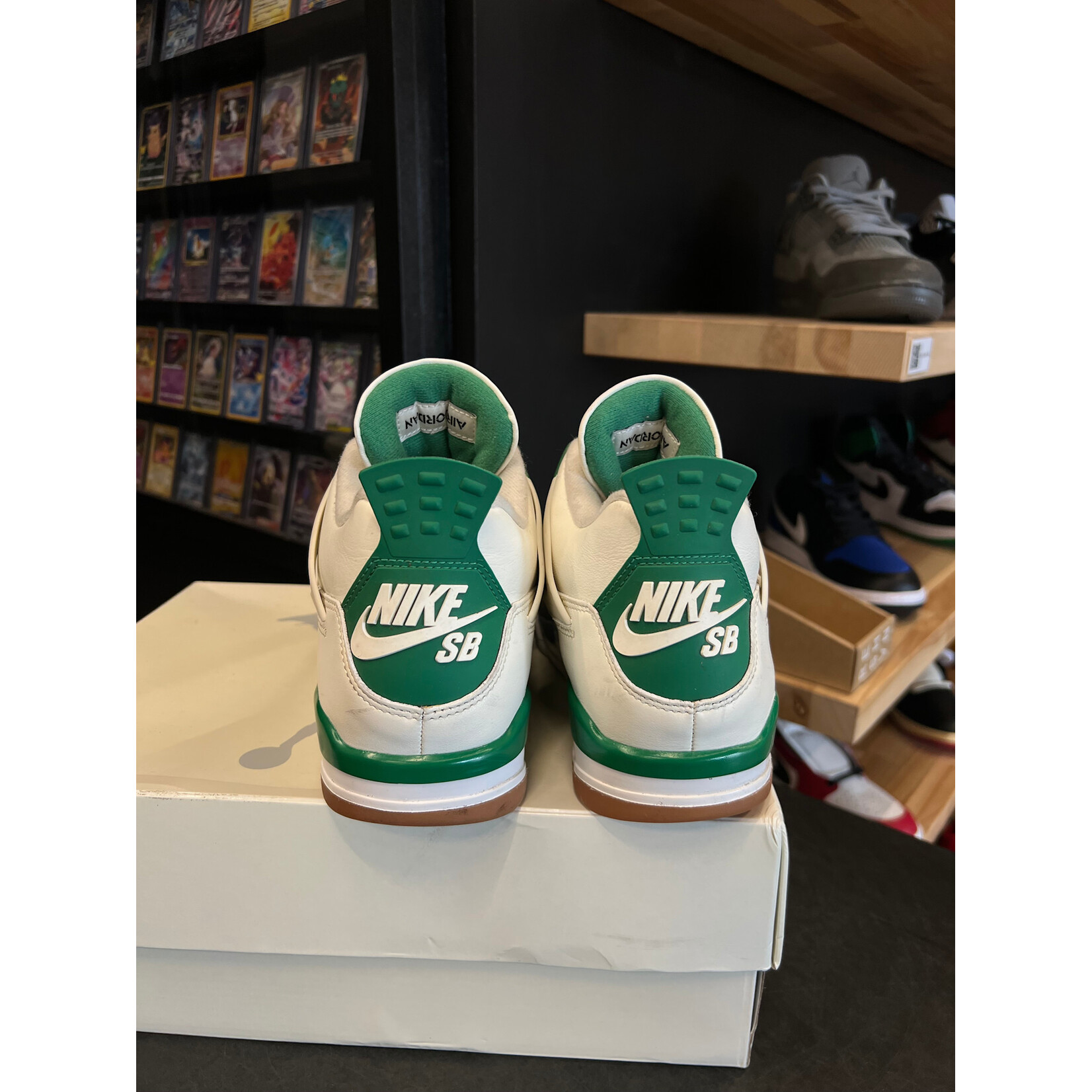 Jordan Jordan 4 Retro SB Pine Green Size 10, PREOWNED