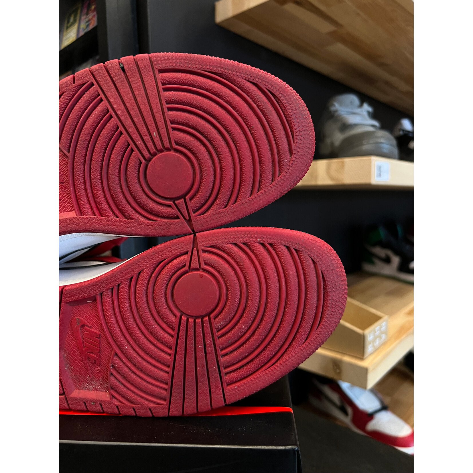 Jordan Jordan 1 Retro Chicago (2015) Size 10.5, PREOWNED OG NONE