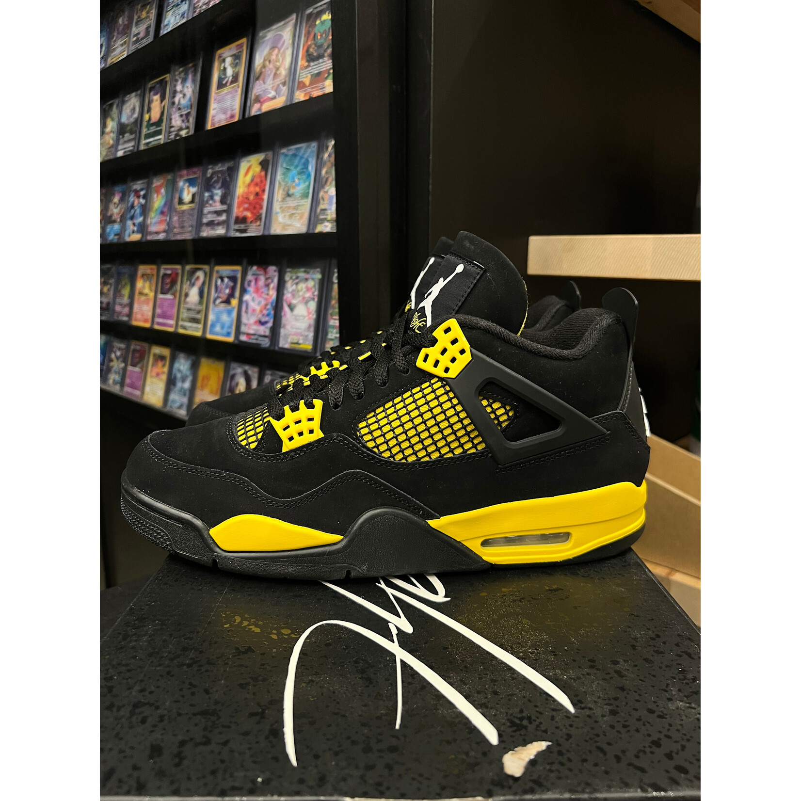 Jordan Jordan 4 Retro Thunder (2023) Size 9.5, PREOWNED