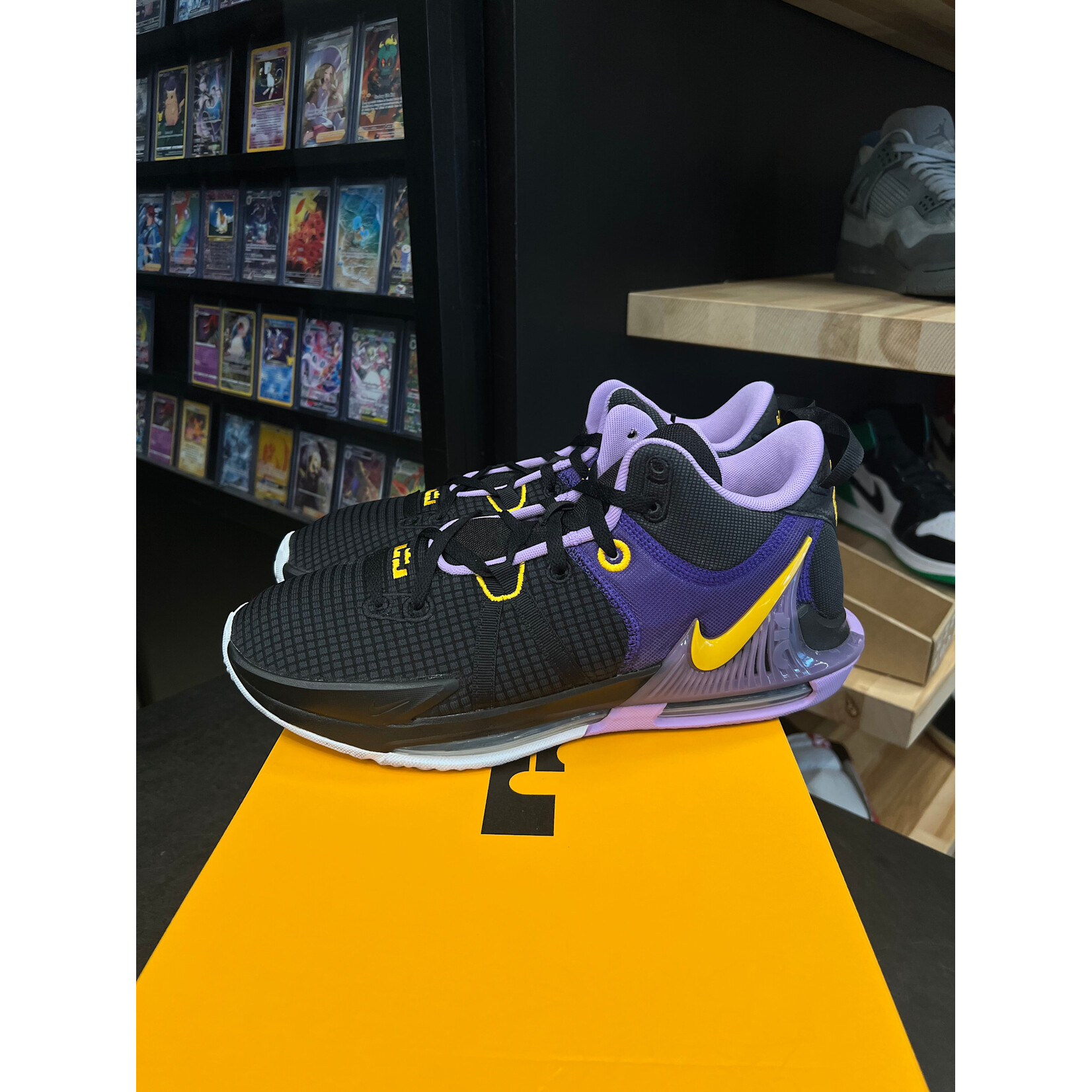 Nike Nike LeBron Witness 7 White Black Metallic Silver Size 13, PREOWNED