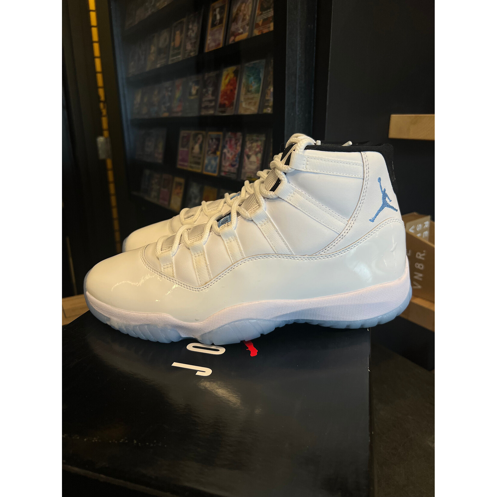 Jordan Jordan 11 Retro Legend Blue (2024) Size 10, PREOWNED