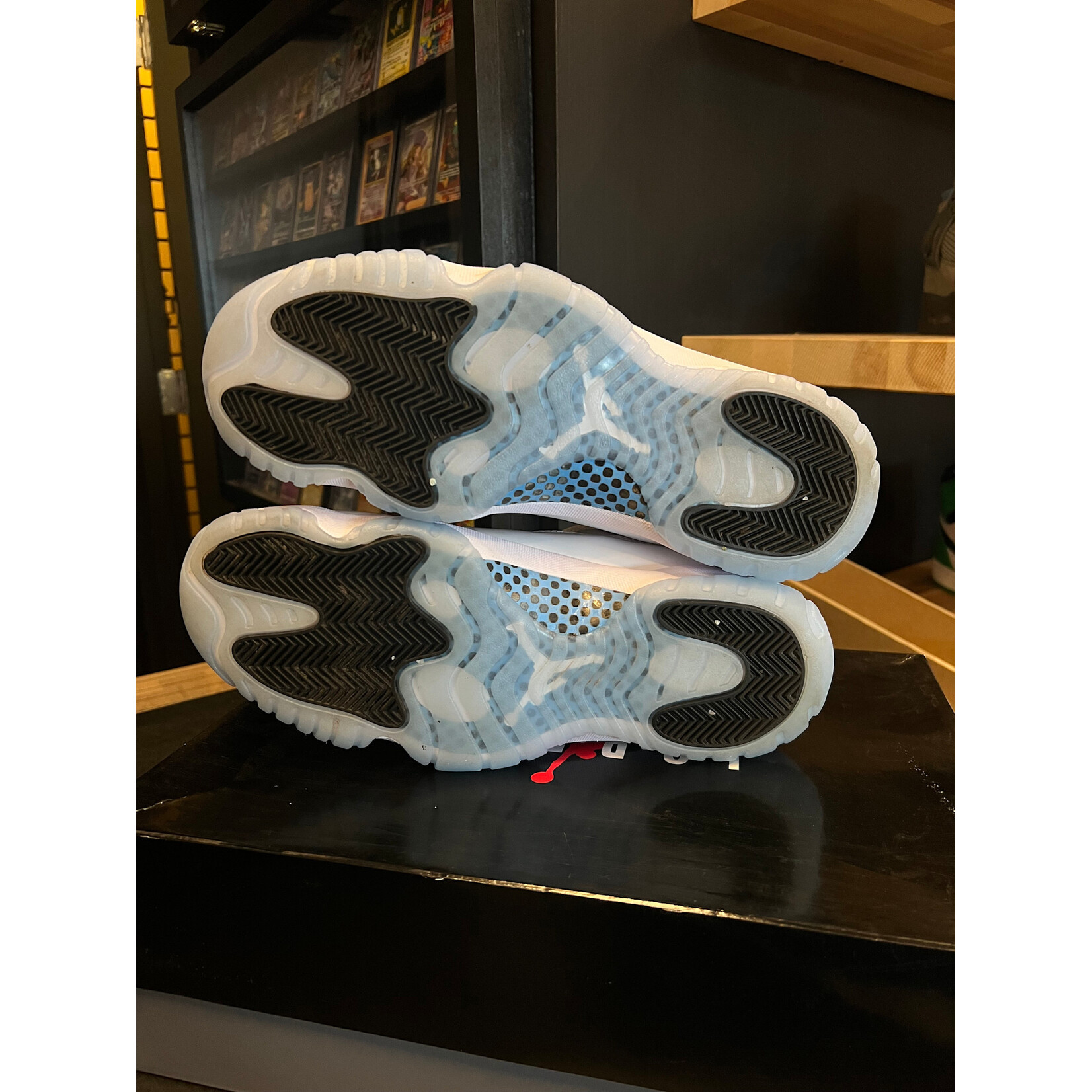 Jordan Jordan 11 Retro Legend Blue (2024) Size 10, PREOWNED