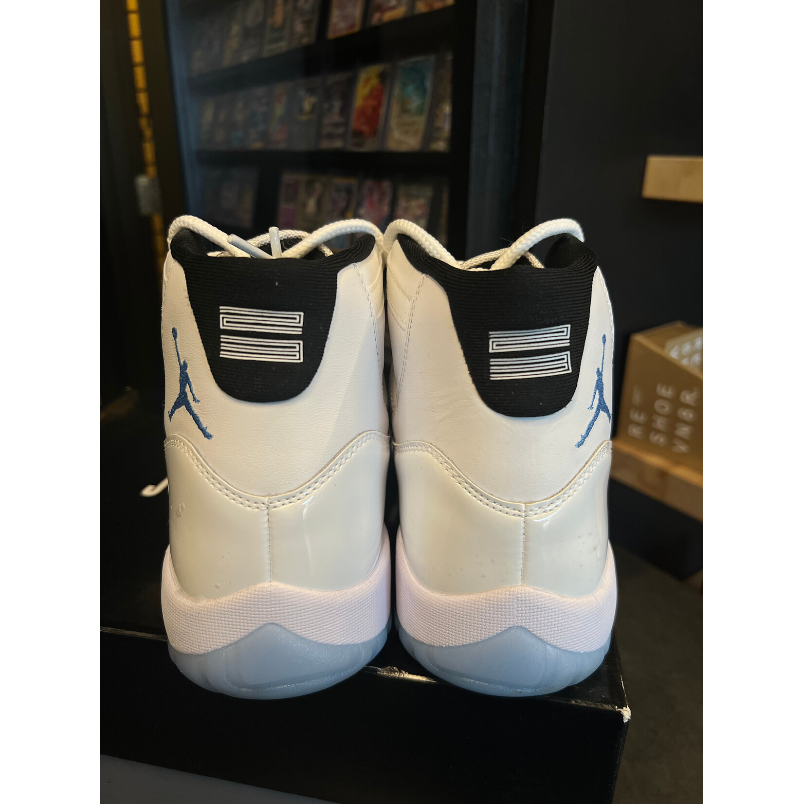 Jordan Jordan 11 Retro Legend Blue (2024) Size 10, PREOWNED
