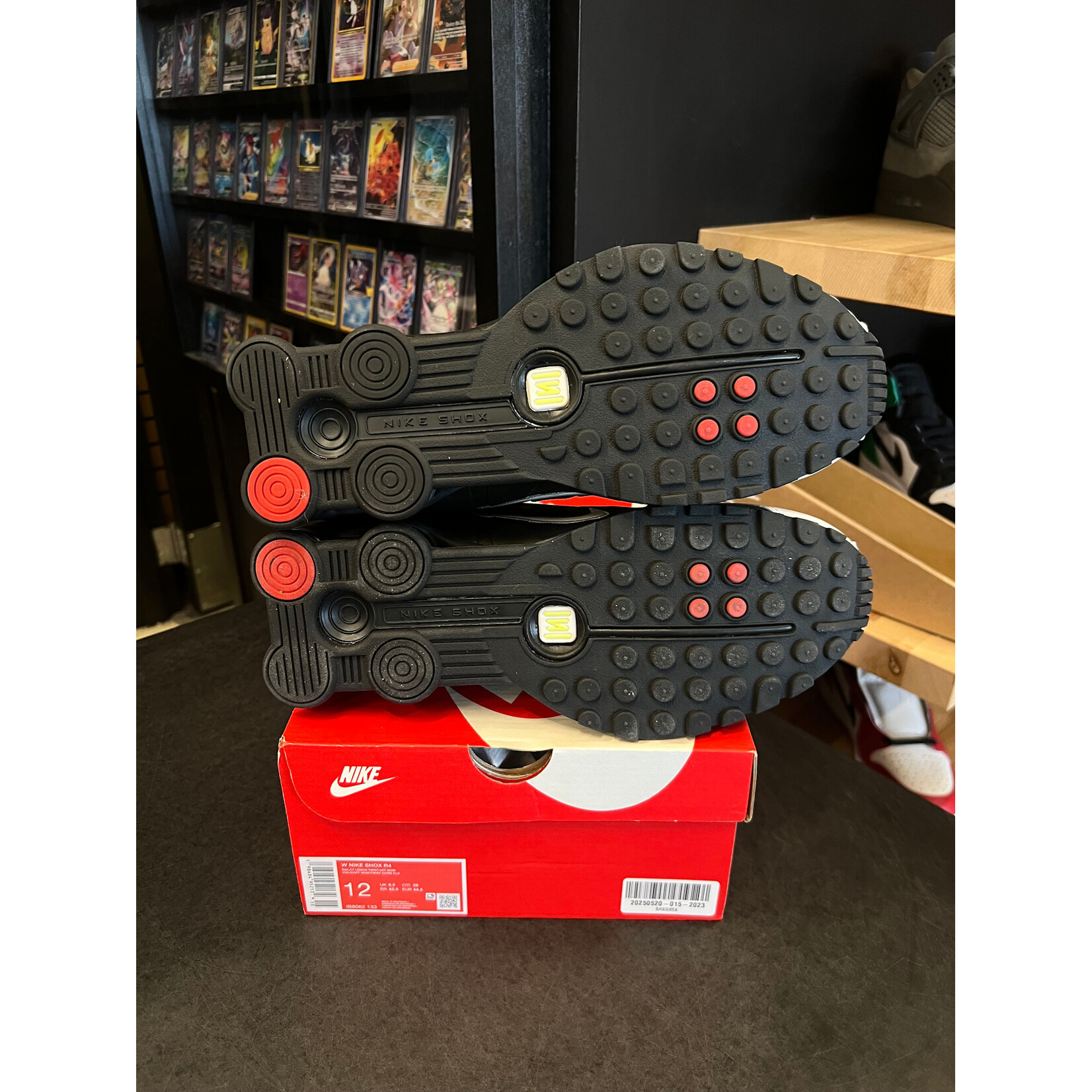 Nike Nike Shox R4 Sail Light Lemon Twist (Women's) Size 12W, PREOWNED