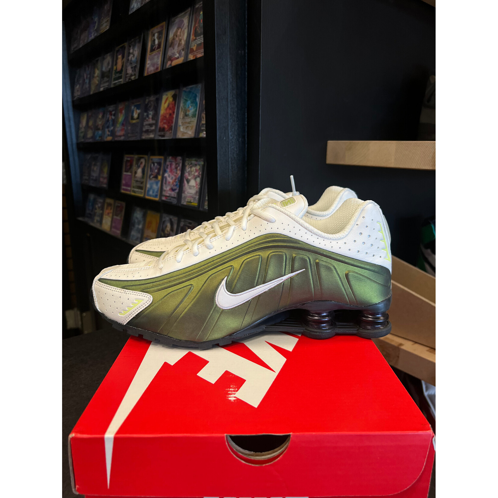 Nike Nike Shox R4 Sail Light Lemon Twist (Women's) Size 12W, PREOWNED