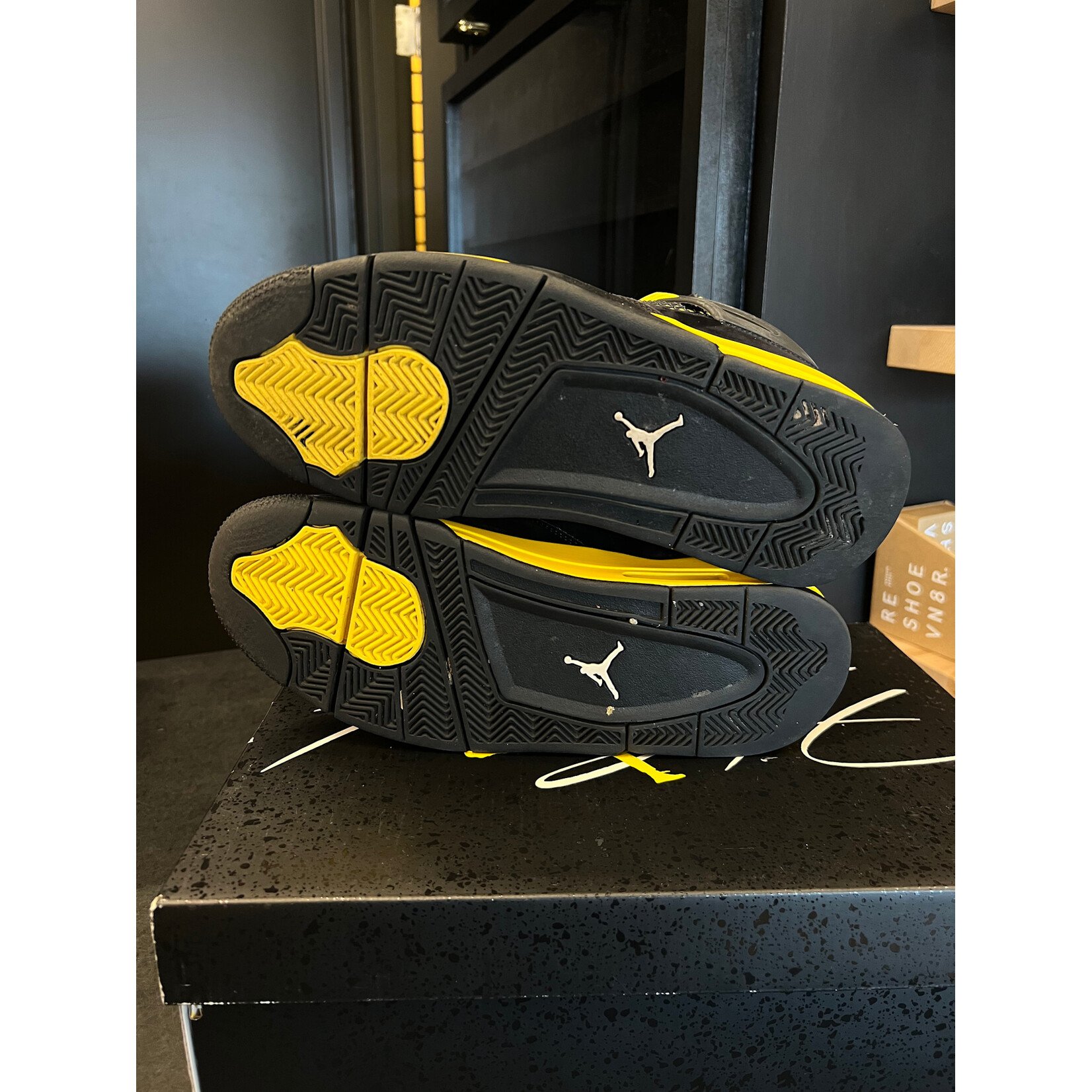 Jordan Jordan 4 Retro Thunder (2023) Size 9.5, PREOWNED