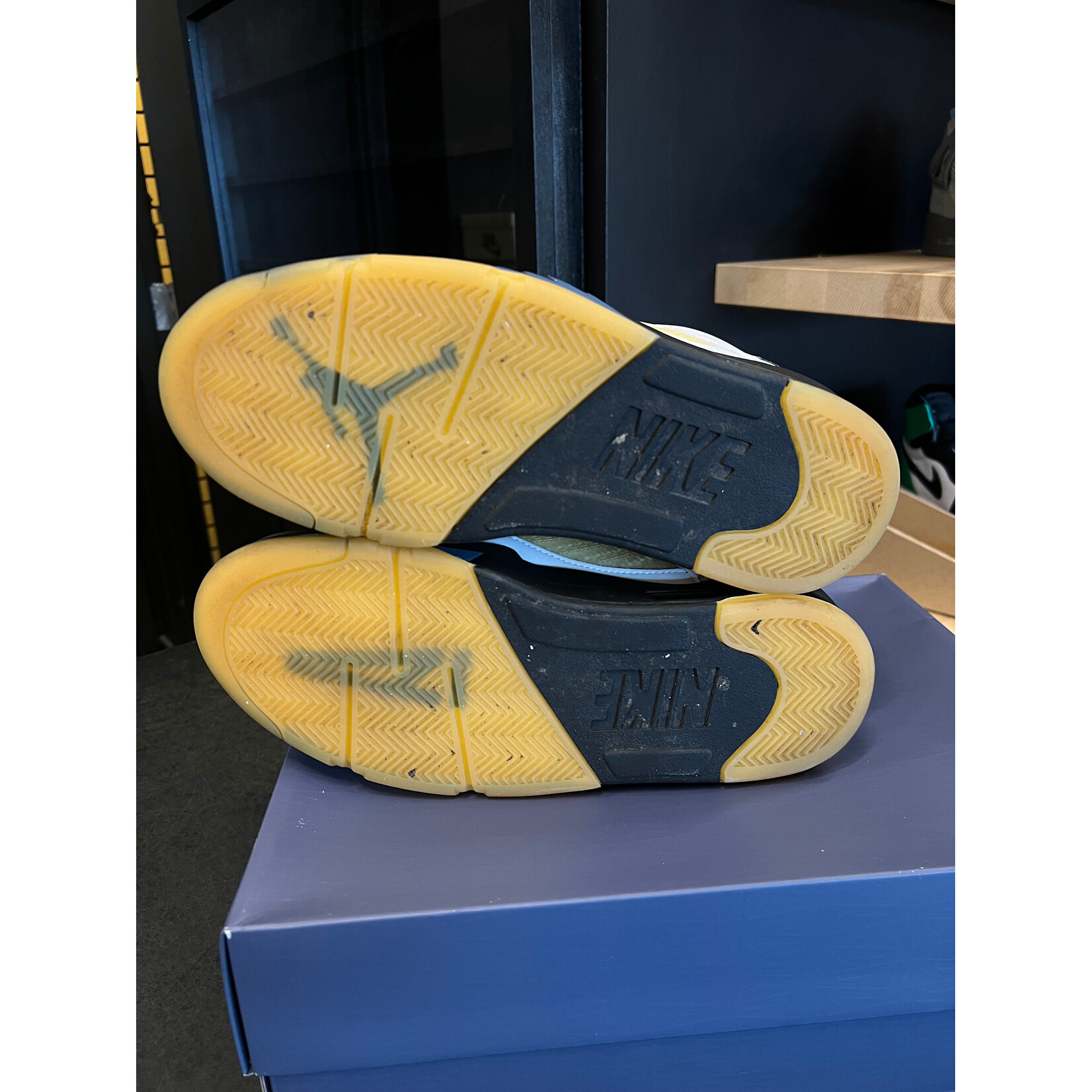 Jordan Jordan 5 Retro A Ma Maniére Dawn (Women's) Size 11W, PREOWNED