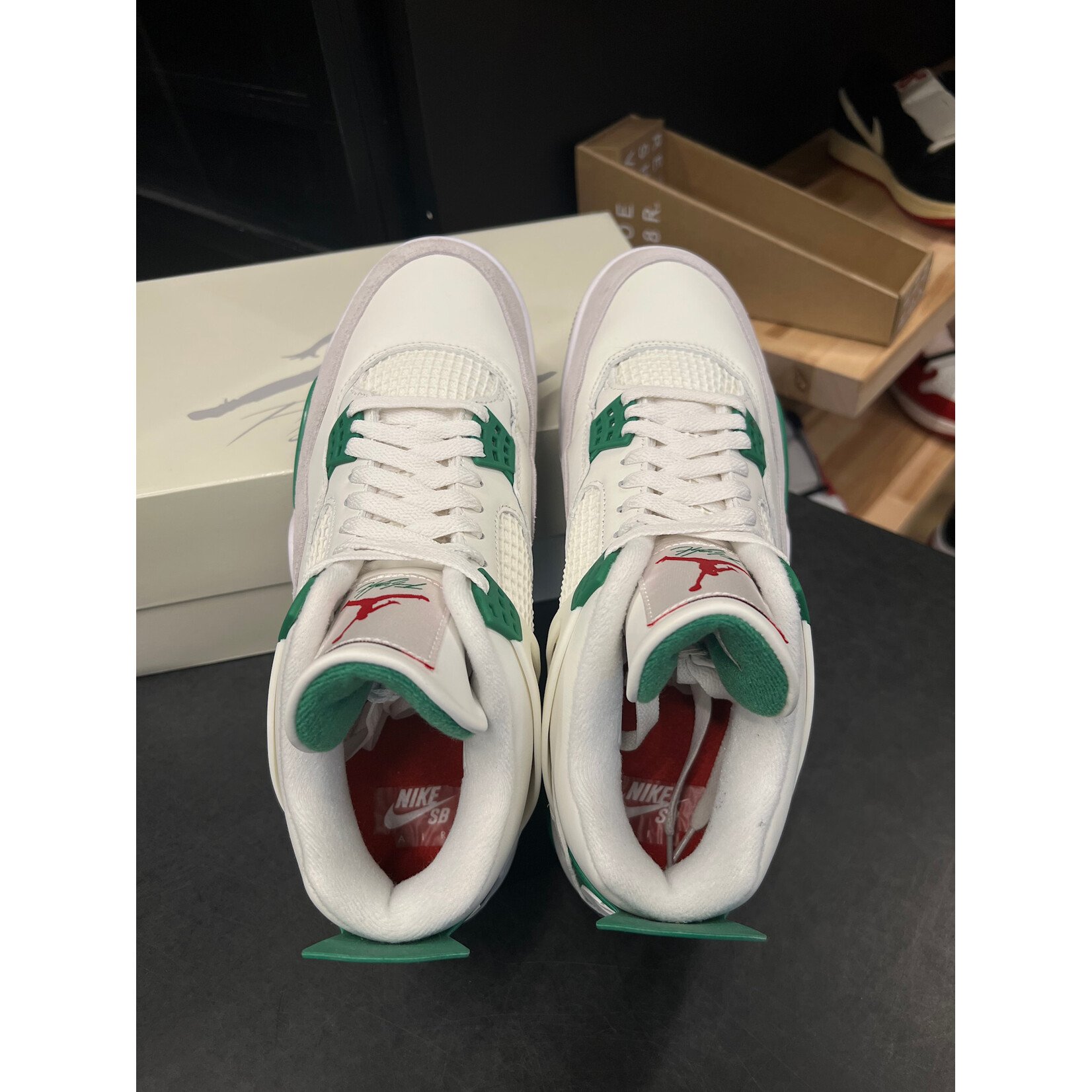 Jordan Jordan 4 Retro SB Pine Green Size 10.5, PREOWNED