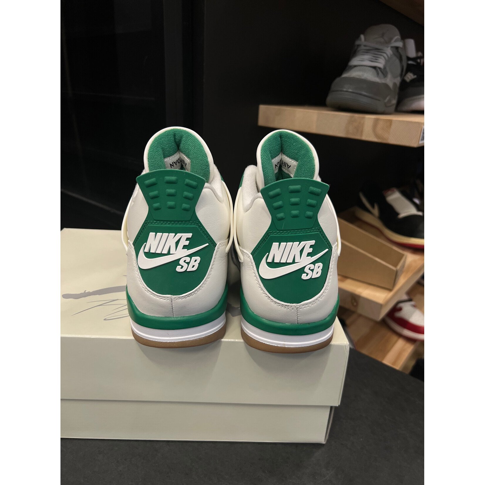 Jordan Jordan 4 Retro SB Pine Green Size 10.5, PREOWNED