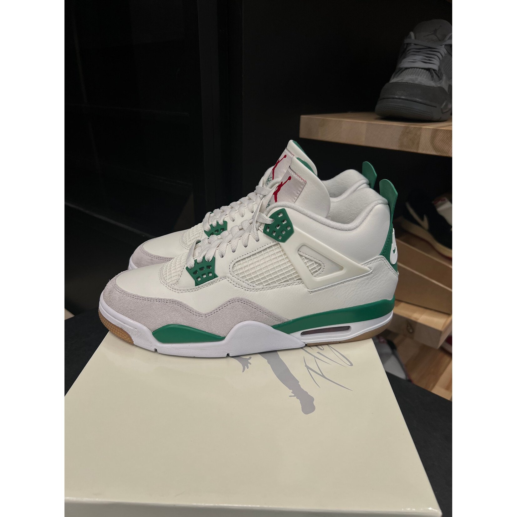 Jordan Jordan 4 Retro SB Pine Green Size 10.5, PREOWNED