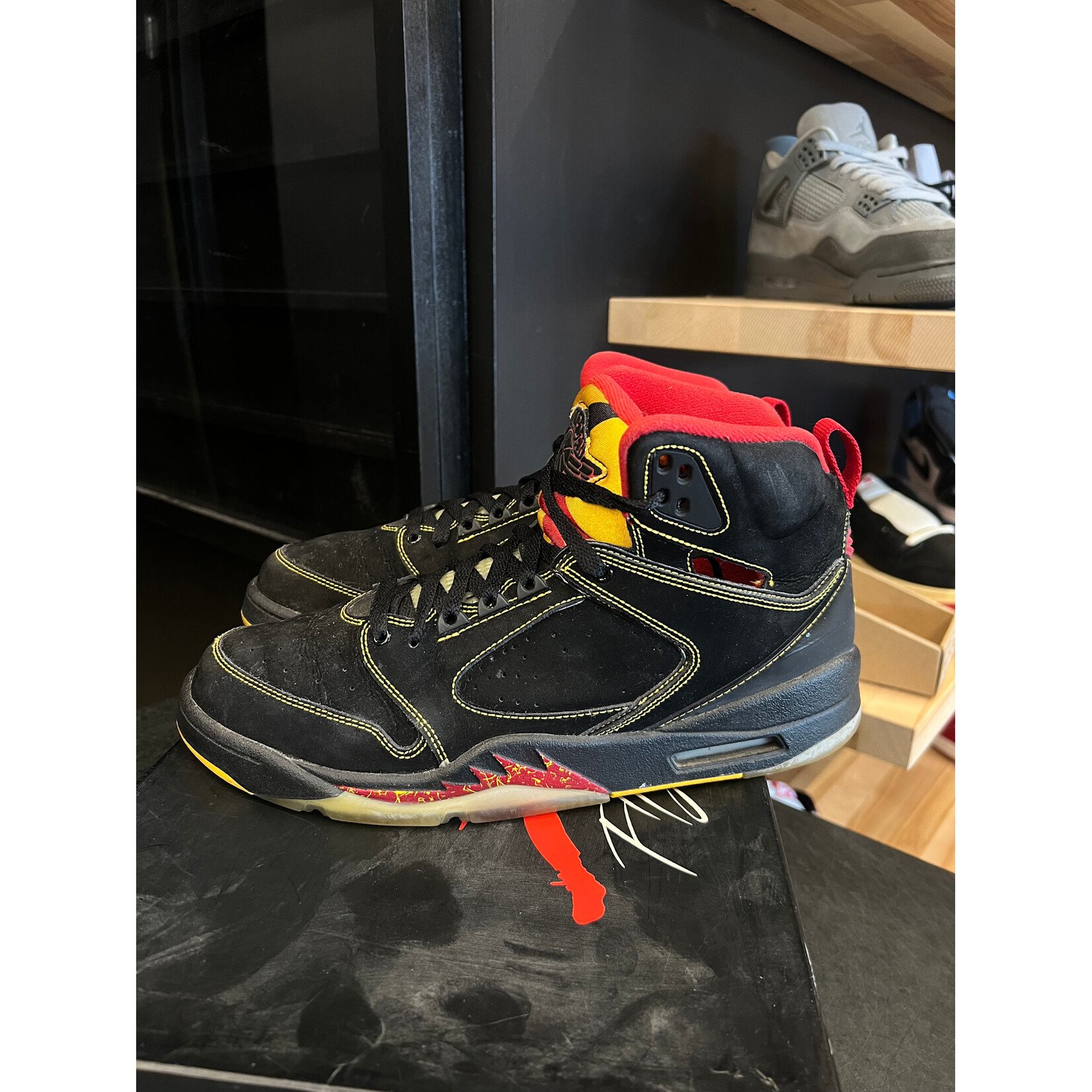 Jordan Jordan Sixty Plus Atlanta Hawks Size 10.5, PREOWNED