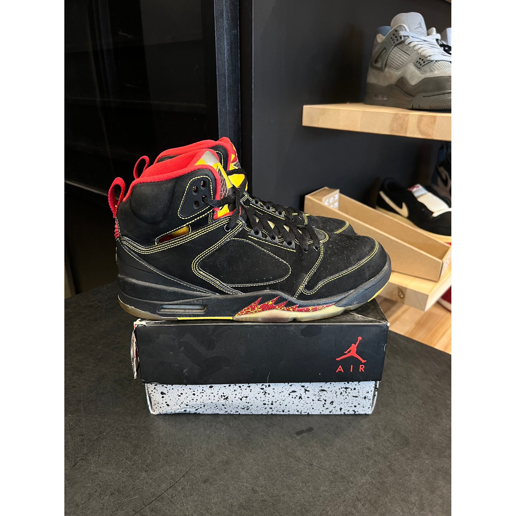 Jordan Jordan Sixty Plus Atlanta Hawks Size 10.5, PREOWNED