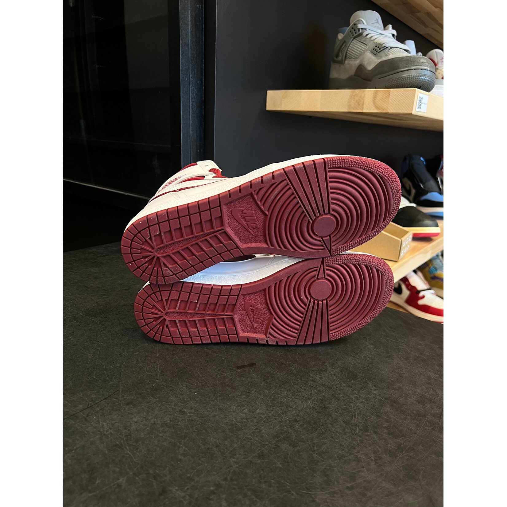 Jordan Jordan 1 Retro High '85 OG Metallic Burgundy Size 8.5, PREOWNED