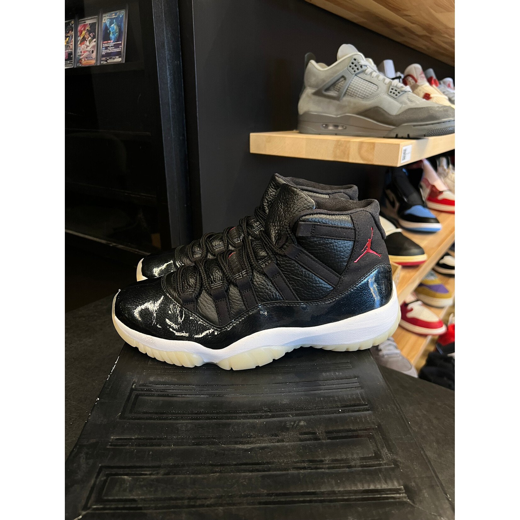 Jordan Jordan 11 Retro 72-10 Size 8.5, PREOWNED