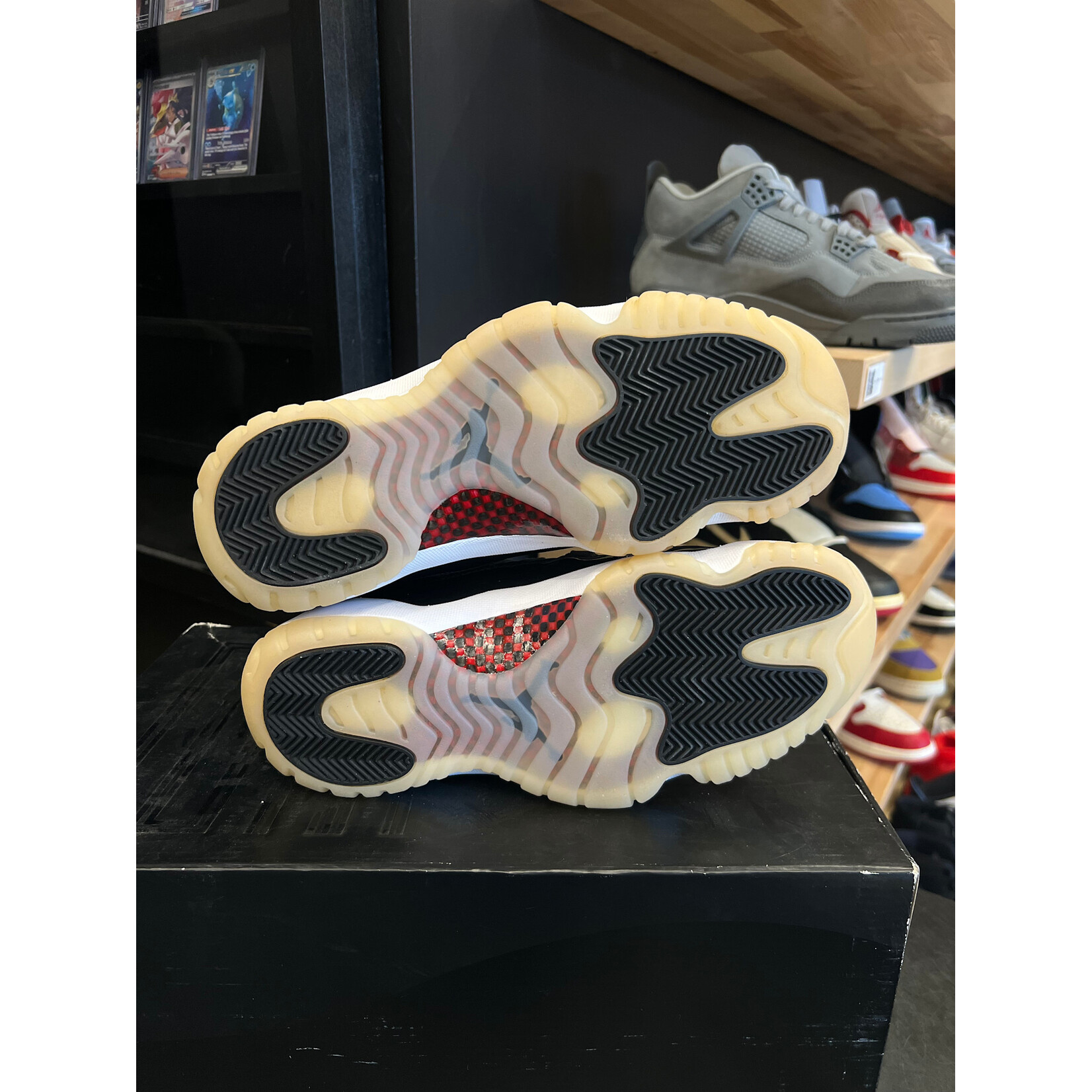 Jordan Jordan 11 Retro 72-10 Size 8.5, PREOWNED